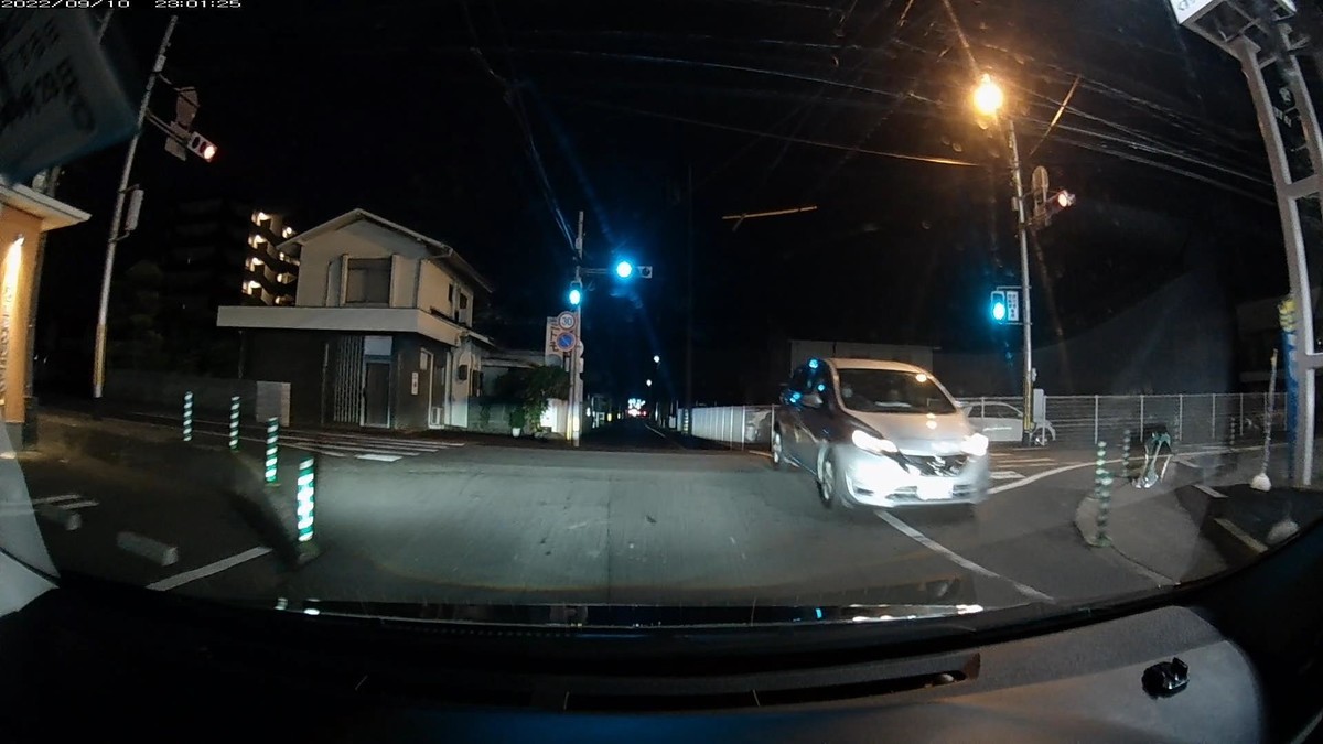 【令和４年９月１０日㈯深夜遭遇車リスト】  旧道経由ルート３０００ｍ、遭遇１０台。  ②黒　ヴォクシー　〇〇〇〇〇　〇　・５７５　　　２０ｍ（３桁ナンバー）  ⑤黄　タフト　　　〇〇〇〇〇　〇　・１８０　１３００ｍ（黄＆ブライティング）  ⑧銀　車種不明　　岡山５３１　や　２２２８　２１００ｍ（４桁中３桁同字ナンバー）  ⑩赤　車種不明　　岡山５０２　ぬ　５０２１　２８８０ｍ（赤塗色）  　※相変わらず、最後に現れる赤塗色を含む、４台もの容疑車登場。  　※１０台もの遭遇車があること自体が不自然。嫌がらせ容疑要件を満足する特徴を持った遭遇車の比率を減らすための、容疑要件不満足車も動員されている可能性。  　※⑧の４桁中３桁同字ナンバー２２２８は、４桁中３桁同字であること以上のナンバー詳細情報を読み取られるのを嫌ったのか、交差点バンプの中腹の、ヘッドライトの角度の関係で対向車のナンバー詳細が読み取りにくくなるタイミングでの対向を狙ったような、不自然な一時停止＆徐行を行う挙動不審。