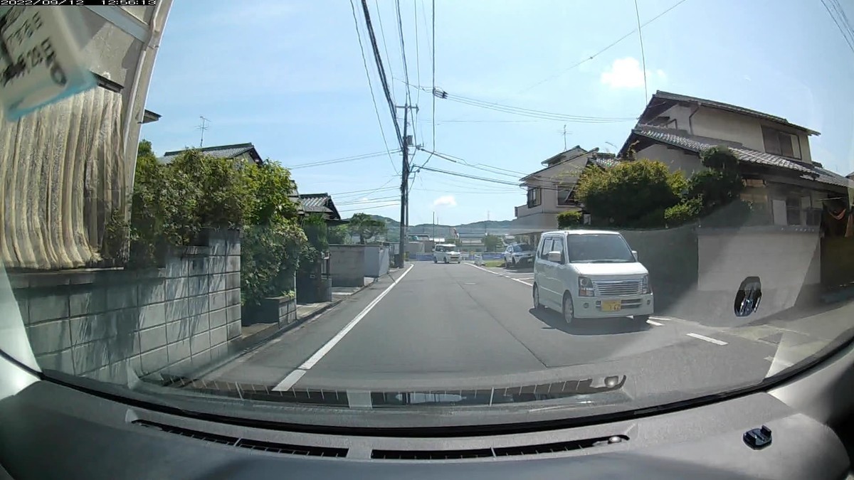 ☆★☆【令和４年９月１２日㈪遭遇車リスト】  国道経由仕事場町内北回りルート、走行距離４２００ｍ  自宅　９００ｍ圏内（毎日必ず嫌がらせ容疑車が現れる圏内）の登場車総数　４台。  目的地９００ｍ圏内（上記圏内に次いで嫌がらせ容疑車多発）の登場車総数　３台。     〇遭遇順　塗色　車種　ナンバー　　　　　自宅からの走行距離（特徴＆容疑）     【出発地・自宅９００ｍ圏内】  ①黄　コンフォート　　岡山５００　あ　５１２２　　　６０ｍ（黄塗色）  ②白　ムーヴ　　　　　岡山５８１　ふ　・３６２　　１４０ｍ（３桁ナンバー）  ④白　１シリーズ　　　岡山３３６　ほ　・３１７　　３２０ｍ（３桁ナンバー）  　※出勤路最初ないし最後の遭遇車が赤青黄いずれかの塗色であるのは、ここ７日間で６回目。偶発たり得ないと感じて当然。     【目的地・仕事場９００ｍ圏内】  ➋赤　マツダ　　　　　岡山３０１　ふ　３３４６　３２００ｍ（赤塗色）  ➊白　プリウスＰＨＶ　岡山３９５　は　・３５８　３３００ｍ（３桁ナンバー）  　※容疑車検知区域内で登場した３桁ナンバーがすべて３始まりの不自然。