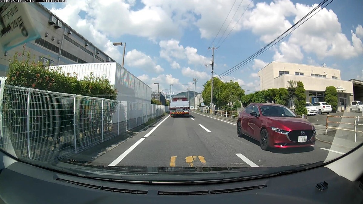 ☆★☆【令和４年９月１２日㈪遭遇車リスト】  国道経由仕事場町内北回りルート、走行距離４２００ｍ  自宅　９００ｍ圏内（毎日必ず嫌がらせ容疑車が現れる圏内）の登場車総数　４台。  目的地９００ｍ圏内（上記圏内に次いで嫌がらせ容疑車多発）の登場車総数　３台。     〇遭遇順　塗色　車種　ナンバー　　　　　自宅からの走行距離（特徴＆容疑）     【出発地・自宅９００ｍ圏内】  ①黄　コンフォート　　岡山５００　あ　５１２２　　　６０ｍ（黄塗色）  ②白　ムーヴ　　　　　岡山５８１　ふ　・３６２　　１４０ｍ（３桁ナンバー）  ④白　１シリーズ　　　岡山３３６　ほ　・３１７　　３２０ｍ（３桁ナンバー）  　※出勤路最初ないし最後の遭遇車が赤青黄いずれかの塗色であるのは、ここ７日間で６回目。偶発たり得ないと感じて当然。     【目的地・仕事場９００ｍ圏内】  ➋赤　マツダ　　　　　岡山３０１　ふ　３３４６　３２００ｍ（赤塗色）  ➊白　プリウスＰＨＶ　岡山３９５　は　・３５８　３３００ｍ（３桁ナンバー）  　※容疑車検知区域内で登場した３桁ナンバーがすべて３始まりの不自然。