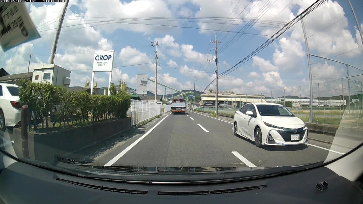 ☆★☆【令和４年９月１２日㈪遭遇車リスト】  国道経由仕事場町内北回りルート、走行距離４２００ｍ  自宅　９００ｍ圏内（毎日必ず嫌がらせ容疑車が現れる圏内）の登場車総数　４台。  目的地９００ｍ圏内（上記圏内に次いで嫌がらせ容疑車多発）の登場車総数　３台。     〇遭遇順　塗色　車種　ナンバー　　　　　自宅からの走行距離（特徴＆容疑）     【出発地・自宅９００ｍ圏内】  ①黄　コンフォート　　岡山５００　あ　５１２２　　　６０ｍ（黄塗色）  ②白　ムーヴ　　　　　岡山５８１　ふ　・３６２　　１４０ｍ（３桁ナンバー）  ④白　１シリーズ　　　岡山３３６　ほ　・３１７　　３２０ｍ（３桁ナンバー）  　※出勤路最初ないし最後の遭遇車が赤青黄いずれかの塗色であるのは、ここ７日間で６回目。偶発たり得ないと感じて当然。     【目的地・仕事場９００ｍ圏内】  ➋赤　マツダ　　　　　岡山３０１　ふ　３３４６　３２００ｍ（赤塗色）  ➊白　プリウスＰＨＶ　岡山３９５　は　・３５８　３３００ｍ（３桁ナンバー）  　※容疑車検知区域内で登場した３桁ナンバーがすべて３始まりの不自然。