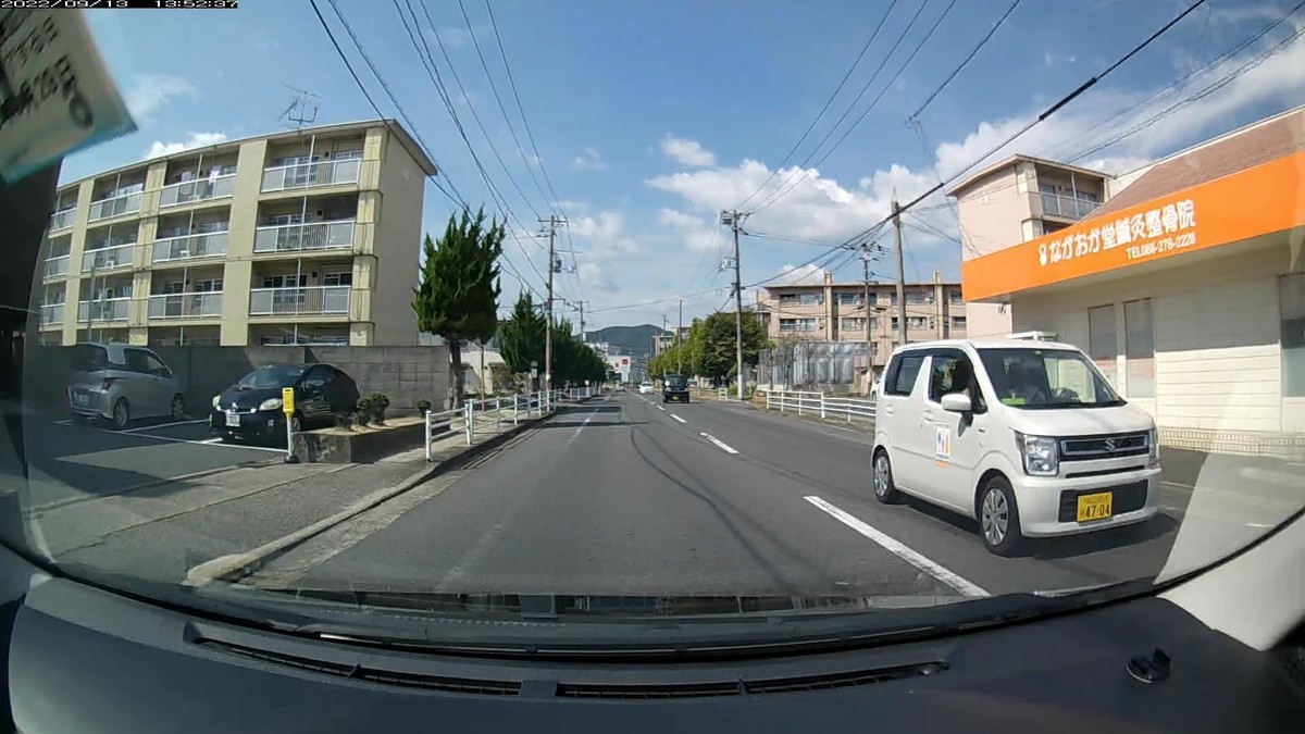 ☆★☆【令和４年９月１３日㈫遭遇車リスト】  国道経由仕事場町内南北貫通北回りルート、走行距離４２００ｍ  自宅　９００ｍ圏内（毎日必ず嫌がらせ容疑車が現れる圏内）の登場車総数　２台。  目的地町内　　　　（上記圏内に次いで嫌がらせ容疑車多発）の登場車総数１１台。     〇遭遇順　塗色　車種　ナンバー　　　　　自宅からの走行距離（特徴＆容疑）     【出発地・自宅９００ｍ圏内】  ②黄　ココア　　　　岡山５８０　す　・６００　　９００ｍ（３桁ナンバー＆黄）     【目的地・仕事場町内】  ⓫白　ワゴンＲ　　　岡山５８１　の　４７０４　２８００ｍ（死なれ―ナンバー）  ➑黄　ＪＰキャブ　　岡山５００　あ　５１７２　３０００ｍ（黄塗色）　  ➐青　プロフィア　　岡山１３１　ふ　・・・９　３１００ｍ（１桁ナンバー＆青）  ➏黒　ムーヴ　　　　岡山７８３　の　・・・９　３１００ｍ（同一ナンバー２連続）  ➎白　クロスビー　　岡山５８１　な　・１７７　３２００ｍ（３桁ナンバー）  ➍銀　ムーヴ　　　　岡山５８０　わ　４７００　３３００ｍ（死なれ―ナンバー）  ➋青　クロスビー　　福岡５８１　た　７６５０　３８００ｍ（青塗色）  　※最初ないし最後２台中に赤青黄のいずれかが現れるのは、ここ８日間で７回。偶発たり得ない。  　※仕事場町内に入った途端に、４７０並び２台登場。４７０は、「死なれ―（岡山弁の『死になさい』」。その４７０が２台、青２台、・・・９が２台。偶発たり得ないと感じて当然。