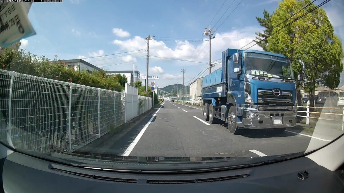☆★☆【令和４年９月１３日㈫遭遇車リスト】  国道経由仕事場町内南北貫通北回りルート、走行距離４２００ｍ  自宅　９００ｍ圏内（毎日必ず嫌がらせ容疑車が現れる圏内）の登場車総数　２台。  目的地町内　　　　（上記圏内に次いで嫌がらせ容疑車多発）の登場車総数１１台。     〇遭遇順　塗色　車種　ナンバー　　　　　自宅からの走行距離（特徴＆容疑）     【出発地・自宅９００ｍ圏内】  ②黄　ココア　　　　岡山５８０　す　・６００　　９００ｍ（３桁ナンバー＆黄）     【目的地・仕事場町内】  ⓫白　ワゴンＲ　　　岡山５８１　の　４７０４　２８００ｍ（死なれ―ナンバー）  ➑黄　ＪＰキャブ　　岡山５００　あ　５１７２　３０００ｍ（黄塗色）　  ➐青　プロフィア　　岡山１３１　ふ　・・・９　３１００ｍ（１桁ナンバー＆青）  ➏黒　ムーヴ　　　　岡山７８３　の　・・・９　３１００ｍ（同一ナンバー２連続）  ➎白　クロスビー　　岡山５８１　な　・１７７　３２００ｍ（３桁ナンバー）  ➍銀　ムーヴ　　　　岡山５８０　わ　４７００　３３００ｍ（死なれ―ナンバー）  ➋青　クロスビー　　福岡５８１　た　７６５０　３８００ｍ（青塗色）  　※最初ないし最後２台中に赤青黄のいずれかが現れるのは、ここ８日間で７回。偶発たり得ない。  　※仕事場町内に入った途端に、４７０並び２台登場。４７０は、「死なれ―（岡山弁の『死になさい』」。その４７０が２台、青２台、・・・９が２台。偶発たり得ないと感じて当然。