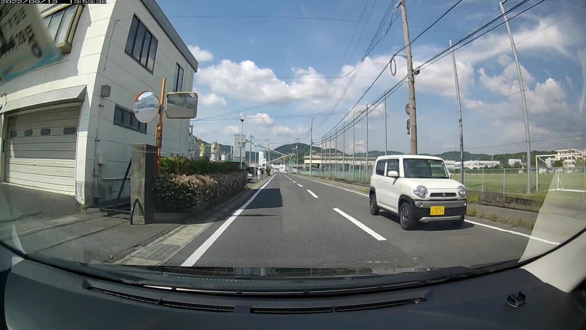 ☆★☆【令和４年９月１３日㈫遭遇車リスト】  国道経由仕事場町内南北貫通北回りルート、走行距離４２００ｍ  自宅　９００ｍ圏内（毎日必ず嫌がらせ容疑車が現れる圏内）の登場車総数　２台。  目的地町内　　　　（上記圏内に次いで嫌がらせ容疑車多発）の登場車総数１１台。     〇遭遇順　塗色　車種　ナンバー　　　　　自宅からの走行距離（特徴＆容疑）     【出発地・自宅９００ｍ圏内】  ②黄　ココア　　　　岡山５８０　す　・６００　　９００ｍ（３桁ナンバー＆黄）     【目的地・仕事場町内】  ⓫白　ワゴンＲ　　　岡山５８１　の　４７０４　２８００ｍ（死なれ―ナンバー）  ➑黄　ＪＰキャブ　　岡山５００　あ　５１７２　３０００ｍ（黄塗色）　  ➐青　プロフィア　　岡山１３１　ふ　・・・９　３１００ｍ（１桁ナンバー＆青）  ➏黒　ムーヴ　　　　岡山７８３　の　・・・９　３１００ｍ（同一ナンバー２連続）  ➎白　クロスビー　　岡山５８１　な　・１７７　３２００ｍ（３桁ナンバー）  ➍銀　ムーヴ　　　　岡山５８０　わ　４７００　３３００ｍ（死なれ―ナンバー）  ➋青　クロスビー　　福岡５８１　た　７６５０　３８００ｍ（青塗色）  　※最初ないし最後２台中に赤青黄のいずれかが現れるのは、ここ８日間で７回。偶発たり得ない。  　※仕事場町内に入った途端に、４７０並び２台登場。４７０は、「死なれ―（岡山弁の『死になさい』」。その４７０が２台、青２台、・・・９が２台。偶発たり得ないと感じて当然。