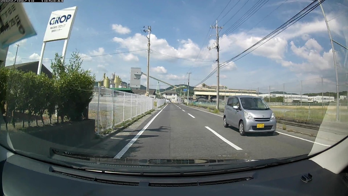☆★☆【令和４年９月１３日㈫遭遇車リスト】  国道経由仕事場町内南北貫通北回りルート、走行距離４２００ｍ  自宅　９００ｍ圏内（毎日必ず嫌がらせ容疑車が現れる圏内）の登場車総数　２台。  目的地町内　　　　（上記圏内に次いで嫌がらせ容疑車多発）の登場車総数１１台。     〇遭遇順　塗色　車種　ナンバー　　　　　自宅からの走行距離（特徴＆容疑）     【出発地・自宅９００ｍ圏内】  ②黄　ココア　　　　岡山５８０　す　・６００　　９００ｍ（３桁ナンバー＆黄）     【目的地・仕事場町内】  ⓫白　ワゴンＲ　　　岡山５８１　の　４７０４　２８００ｍ（死なれ―ナンバー）  ➑黄　ＪＰキャブ　　岡山５００　あ　５１７２　３０００ｍ（黄塗色）　  ➐青　プロフィア　　岡山１３１　ふ　・・・９　３１００ｍ（１桁ナンバー＆青）  ➏黒　ムーヴ　　　　岡山７８３　の　・・・９　３１００ｍ（同一ナンバー２連続）  ➎白　クロスビー　　岡山５８１　な　・１７７　３２００ｍ（３桁ナンバー）  ➍銀　ムーヴ　　　　岡山５８０　わ　４７００　３３００ｍ（死なれ―ナンバー）  ➋青　クロスビー　　福岡５８１　た　７６５０　３８００ｍ（青塗色）  　※最初ないし最後２台中に赤青黄のいずれかが現れるのは、ここ８日間で７回。偶発たり得ない。  　※仕事場町内に入った途端に、４７０並び２台登場。４７０は、「死なれ―（岡山弁の『死になさい』」。その４７０が２台、青２台、・・・９が２台。偶発たり得ないと感じて当然。