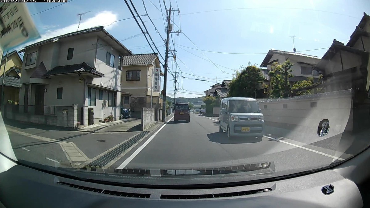 ☆★☆【令和４年９月１５日㈭遭遇車リスト】  国道経由仕事場町内南北貫通北回りルート、走行距離４２００ｍ  自宅　９００ｍ圏内（毎日必ず嫌がらせ容疑車が現れる圏内）の登場車総数　１台。  目的地町内　　　　（上記圏内に次いで嫌がらせ容疑車多発）の登場車総数　６台。     〇遭遇順　塗色　車種　ナンバー　　　　　自宅からの走行距離（特徴＆容疑）     【出発地・自宅９００ｍ圏内】  ①赤　タント　　　　岡山５８１　て　９２５７　　４０ｍ（赤塗色）  ③青　スペーシア　　岡山５８１　ね　９９６０　１１０ｍ（青塗色）  ④黒　ハリアー　　　岡山３３９　ほ　・１２７　３００ｍ（３桁ナンバー）  ⑤黒　ヴァンガード　岡山３４３　な　・・１２　３００ｍ（２連続・・１２の１）  ⑥白　ＣＸ－８　　　岡山３５６　に　・・１２　３００ｍ（２連続・・１２の２）     【目的地・仕事場町内】  　※特に容疑車無し。     　※出勤時最初ないし最後２台中に赤青黄のいずれかが現れるのは、ここ１０日間で９回。そして相変わらずの、自宅周辺で現れる車群の連携を訝しむべき状況証拠群。偶発たり得ないと感じて当然。
