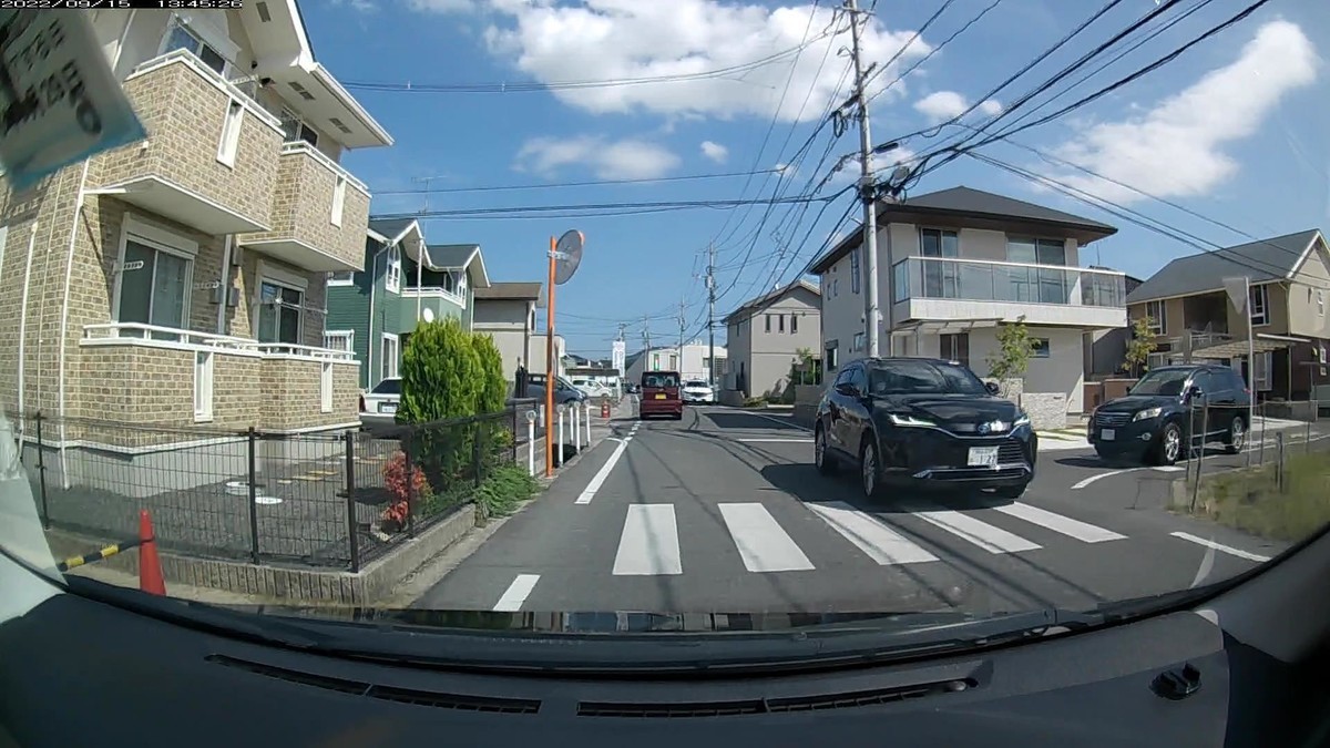 ☆★☆【令和４年９月１５日㈭遭遇車リスト】  国道経由仕事場町内南北貫通北回りルート、走行距離４２００ｍ  自宅　９００ｍ圏内（毎日必ず嫌がらせ容疑車が現れる圏内）の登場車総数　１台。  目的地町内　　　　（上記圏内に次いで嫌がらせ容疑車多発）の登場車総数　６台。     〇遭遇順　塗色　車種　ナンバー　　　　　自宅からの走行距離（特徴＆容疑）     【出発地・自宅９００ｍ圏内】  ①赤　タント　　　　岡山５８１　て　９２５７　　４０ｍ（赤塗色）  ③青　スペーシア　　岡山５８１　ね　９９６０　１１０ｍ（青塗色）  ④黒　ハリアー　　　岡山３３９　ほ　・１２７　３００ｍ（３桁ナンバー）  ⑤黒　ヴァンガード　岡山３４３　な　・・１２　３００ｍ（２連続・・１２の１）  ⑥白　ＣＸ－８　　　岡山３５６　に　・・１２　３００ｍ（２連続・・１２の２）     【目的地・仕事場町内】  　※特に容疑車無し。     　※出勤時最初ないし最後２台中に赤青黄のいずれかが現れるのは、ここ１０日間で９回。そして相変わらずの、自宅周辺で現れる車群の連携を訝しむべき状況証拠群。偶発たり得ないと感じて当然。