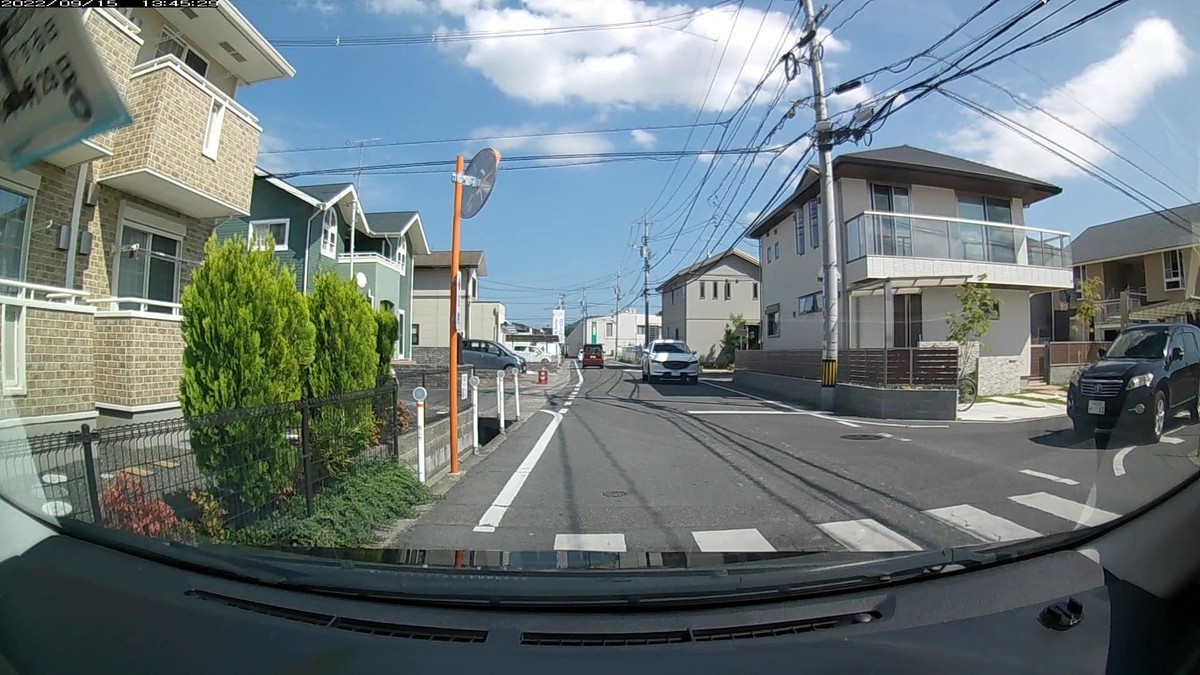 ☆★☆【令和４年９月１５日㈭遭遇車リスト】  国道経由仕事場町内南北貫通北回りルート、走行距離４２００ｍ  自宅　９００ｍ圏内（毎日必ず嫌がらせ容疑車が現れる圏内）の登場車総数　１台。  目的地町内　　　　（上記圏内に次いで嫌がらせ容疑車多発）の登場車総数　６台。     〇遭遇順　塗色　車種　ナンバー　　　　　自宅からの走行距離（特徴＆容疑）     【出発地・自宅９００ｍ圏内】  ①赤　タント　　　　岡山５８１　て　９２５７　　４０ｍ（赤塗色）  ③青　スペーシア　　岡山５８１　ね　９９６０　１１０ｍ（青塗色）  ④黒　ハリアー　　　岡山３３９　ほ　・１２７　３００ｍ（３桁ナンバー）  ⑤黒　ヴァンガード　岡山３４３　な　・・１２　３００ｍ（２連続・・１２の１）  ⑥白　ＣＸ－８　　　岡山３５６　に　・・１２　３００ｍ（２連続・・１２の２）     【目的地・仕事場町内】  　※特に容疑車無し。     　※出勤時最初ないし最後２台中に赤青黄のいずれかが現れるのは、ここ１０日間で９回。そして相変わらずの、自宅周辺で現れる車群の連携を訝しむべき状況証拠群。偶発たり得ないと感じて当然。