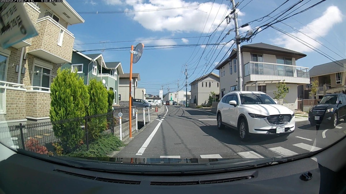 ☆★☆【令和４年９月１５日㈭遭遇車リスト】  国道経由仕事場町内南北貫通北回りルート、走行距離４２００ｍ  自宅　９００ｍ圏内（毎日必ず嫌がらせ容疑車が現れる圏内）の登場車総数　１台。  目的地町内　　　　（上記圏内に次いで嫌がらせ容疑車多発）の登場車総数　６台。     〇遭遇順　塗色　車種　ナンバー　　　　　自宅からの走行距離（特徴＆容疑）     【出発地・自宅９００ｍ圏内】  ①赤　タント　　　　岡山５８１　て　９２５７　　４０ｍ（赤塗色）  ③青　スペーシア　　岡山５８１　ね　９９６０　１１０ｍ（青塗色）  ④黒　ハリアー　　　岡山３３９　ほ　・１２７　３００ｍ（３桁ナンバー）  ⑤黒　ヴァンガード　岡山３４３　な　・・１２　３００ｍ（２連続・・１２の１）  ⑥白　ＣＸ－８　　　岡山３５６　に　・・１２　３００ｍ（２連続・・１２の２）     【目的地・仕事場町内】  　※特に容疑車無し。     　※出勤時最初ないし最後２台中に赤青黄のいずれかが現れるのは、ここ１０日間で９回。そして相変わらずの、自宅周辺で現れる車群の連携を訝しむべき状況証拠群。偶発たり得ないと感じて当然。