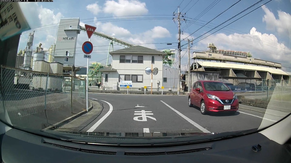 ☆★☆【令和４年９月１４日㈬遭遇車リスト】  国道経由仕事場町内南北貫通北回りルート、走行距離４２００ｍ  自宅　９００ｍ圏内（毎日必ず嫌がらせ容疑車が現れる圏内）の登場車総数　１台。  目的地町内　　　　（上記圏内に次いで嫌がらせ容疑車多発）の登場車総数　６台。     〇遭遇順　塗色　車種　ナンバー　　　　　自宅からの走行距離（特徴＆容疑）     【出発地・自宅９００ｍ圏内】  １４日㈬  ①青　アクア　岡山５３８　ゆ　・３５８　　１１０ｍ（青＆３桁ナンバー）     【目的地・仕事場町内】  ➋赤　ノート　岡山５７９　な　・１２３　３６００ｍ（赤＆３桁＆等差数列）     　※最初ないし最後２台中に赤青黄のいずれかが現れるのは、ここ９日間で８回。偶発たり得ない。