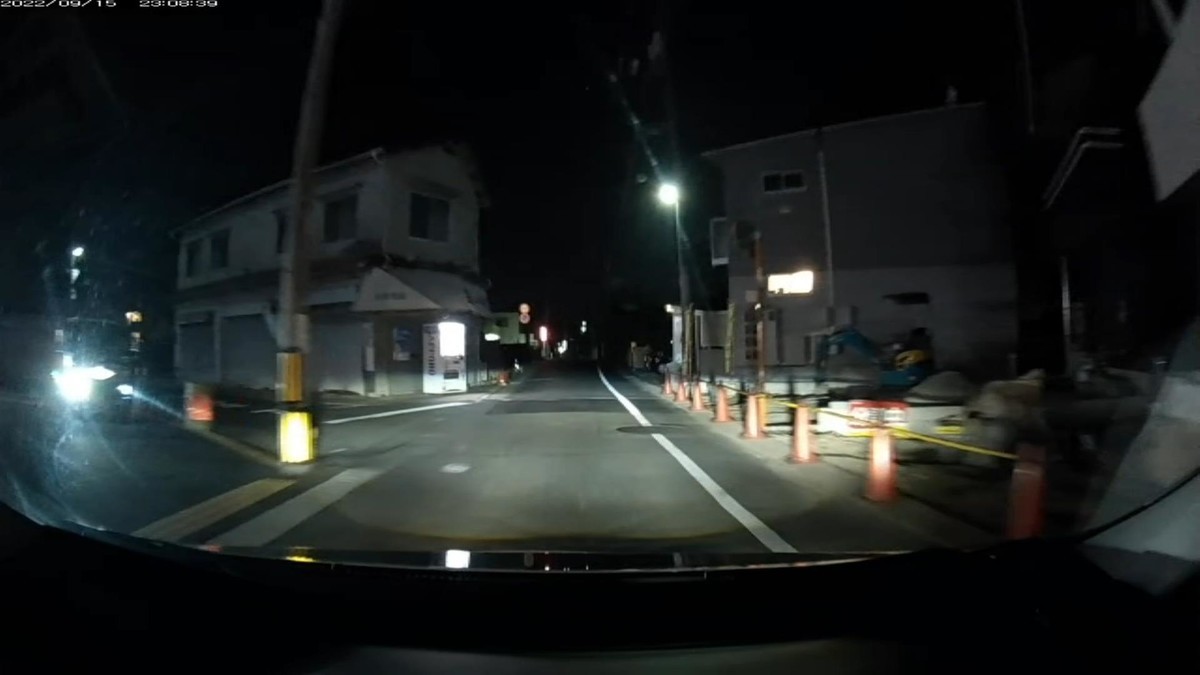 【令和４年９月１５日㈭深夜遭遇車リスト】  国道経由ルート３５００ｍ、遭遇ＮＡ台。　  ①白　スペーシア？　〇〇〇〇〇　〇　・・２４　　　２０ｍ（２桁ナンバー）  ⑤白？　デコトラ　　倉敷４００　す　５５５６　　６００ｍ（４桁中３桁同字＆片目）  ➌白　アウディ　　　岡山３３５　の　・５２６　３３４０ｍ（３桁ナンバー）  ➋黒　軽自動車　　　岡山５８３　て　１７０１　３４００ｍ（赤鉄道車両関連ナンバー）  ➊白　クラウン　　　岡山３００　る　１９５４　３４４０ｍ（ストーキング特定容疑車）