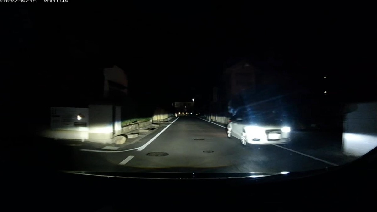 【令和４年９月１５日㈭深夜遭遇車リスト】  国道経由ルート３５００ｍ、遭遇ＮＡ台。　  ①白　スペーシア？　〇〇〇〇〇　〇　・・２４　　　２０ｍ（２桁ナンバー）  ⑤白？　デコトラ　　倉敷４００　す　５５５６　　６００ｍ（４桁中３桁同字＆片目）  ➌白　アウディ　　　岡山３３５　の　・５２６　３３４０ｍ（３桁ナンバー）  ➋黒　軽自動車　　　岡山５８３　て　１７０１　３４００ｍ（赤鉄道車両関連ナンバー）  ➊白　クラウン　　　岡山３００　る　１９５４　３４４０ｍ（ストーキング特定容疑車）