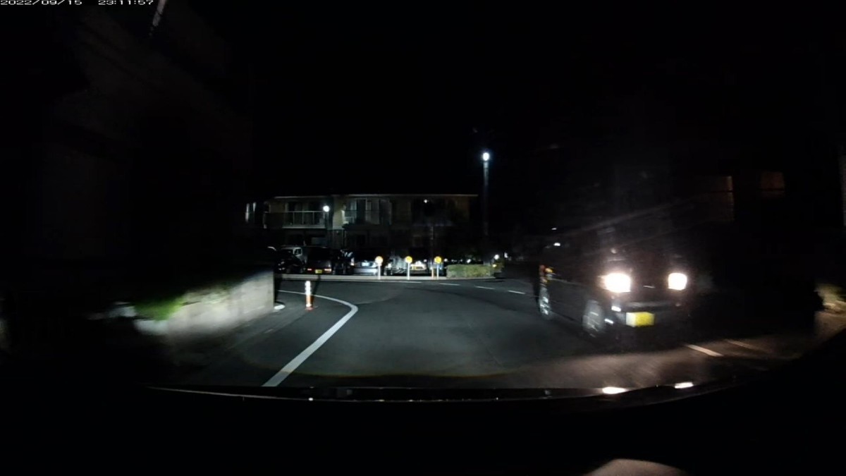 【令和４年９月１５日㈭深夜遭遇車リスト】  国道経由ルート３５００ｍ、遭遇ＮＡ台。　  ①白　スペーシア？　〇〇〇〇〇　〇　・・２４　　　２０ｍ（２桁ナンバー）  ⑤白？　デコトラ　　倉敷４００　す　５５５６　　６００ｍ（４桁中３桁同字＆片目）  ➌白　アウディ　　　岡山３３５　の　・５２６　３３４０ｍ（３桁ナンバー）  ➋黒　軽自動車　　　岡山５８３　て　１７０１　３４００ｍ（赤鉄道車両関連ナンバー）  ➊白　クラウン　　　岡山３００　る　１９５４　３４４０ｍ（ストーキング特定容疑車）
