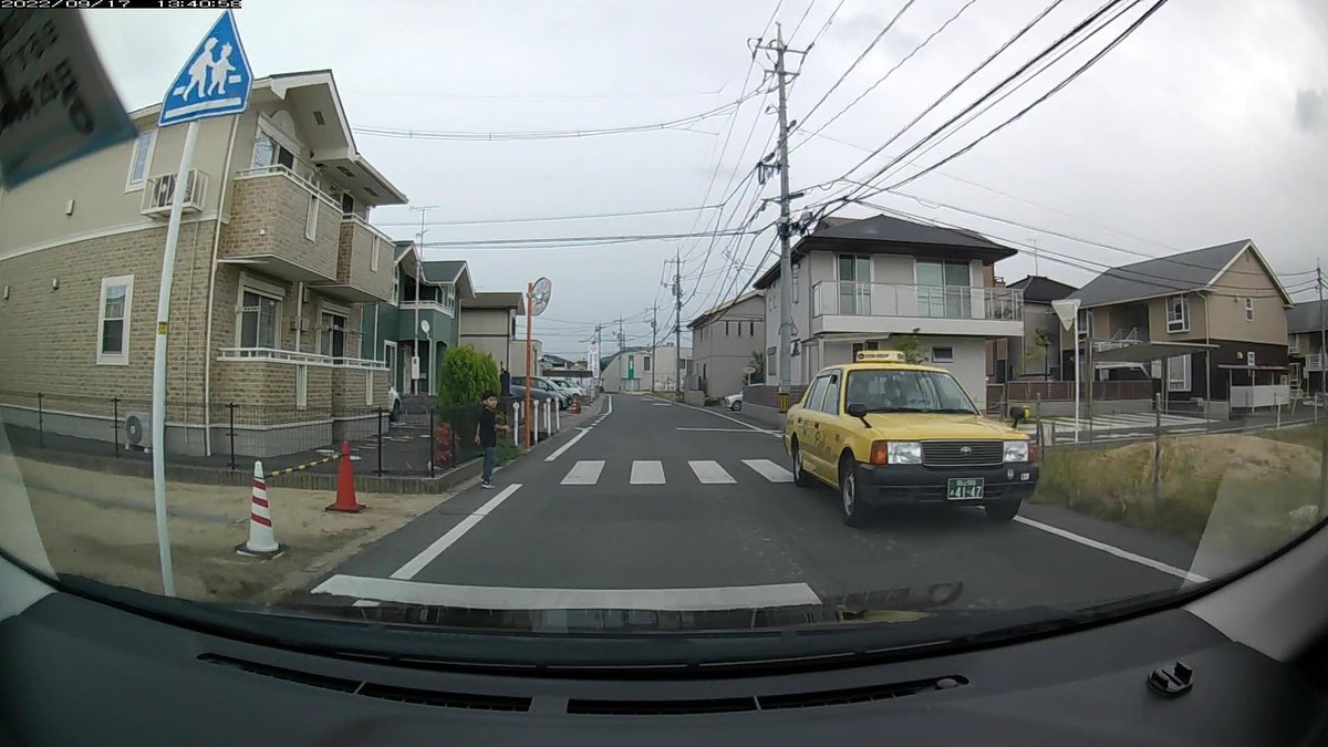 ☆★☆【令和４年９月１６日㈮遭遇車リスト】  国道経由仕事場町内南北貫通北回りルート、走行距離４２００ｍ  自宅　９００ｍ圏内（毎日必ず嫌がらせ容疑車が現れる圏内）の登場車総数　４台。  目的地９００ｍ圏内（上記圏内に次いで嫌がらせ容疑車多発）の登場車総数　５台。     〇遭遇順　塗色　車種　ナンバー　　　　　自宅からの走行距離（特徴＆容疑）     【出発地・自宅９００ｍ圏内】  ①赤、③黄、④・１７２     ①赤　ルーミー　　　岡山５０２　に　８４８０　　１２０ｍ（赤塗色）  ③黄　コンフォート　岡山５００　あ　４１４７　　３００ｍ（黄塗色）  ④白　タント　　　　岡山５８０　り　・１７２　　９００ｍ（３桁ナンバー）     　※①の赤は、日焼けした、オツムが弱くすぐキレそうな顔つきの爺運転手が、通り過ぎる間中ずっと、進行方向度外視で顔ごとこちらを向いてイキって僕を凝視。恥ずかしい爺。  　※出勤時最初ないし最後２台中に赤青黄のいずれかが現れるのは、ここ１２日間で１０回。偶発たり得ない。        【目的地・仕事場町内】  ➍・・１８、➌・１２３、➋・７００     ➍白　ハイゼット　　岡山４８５　さ　・・１８　３６００ｍ（２桁ナンバー）  ➌黒　マツダＳＵＶ　岡山３１６　ら　・１２３　３６００ｍ（３桁＆等差数列）　  ➋白　ＲＡＶ４　　　岡山３４７　ち　・７００　４０００ｍ（３桁＆３桁以下３連続）     　※最後４台中３台が３桁以下ナンバーの３連続であるという、いつも通りの不自然状況。