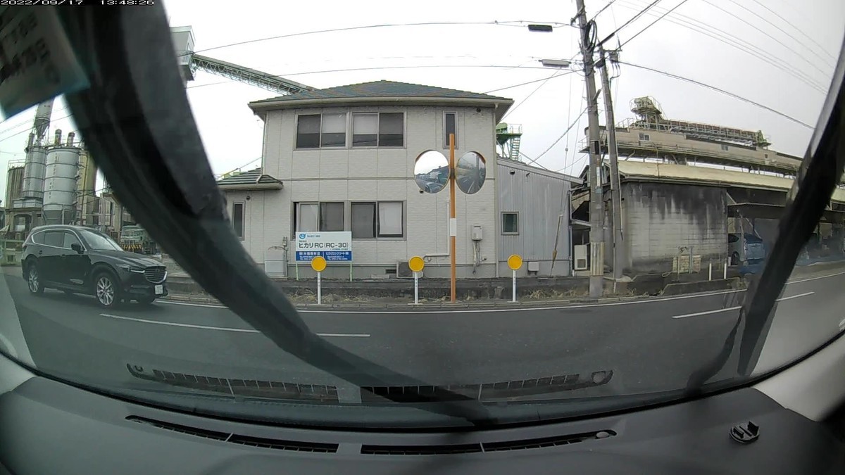 ☆★☆【令和４年９月１６日㈮遭遇車リスト】  国道経由仕事場町内南北貫通北回りルート、走行距離４２００ｍ  自宅　９００ｍ圏内（毎日必ず嫌がらせ容疑車が現れる圏内）の登場車総数　４台。  目的地９００ｍ圏内（上記圏内に次いで嫌がらせ容疑車多発）の登場車総数　５台。     〇遭遇順　塗色　車種　ナンバー　　　　　自宅からの走行距離（特徴＆容疑）     【出発地・自宅９００ｍ圏内】  ①赤、③黄、④・１７２     ①赤　ルーミー　　　岡山５０２　に　８４８０　　１２０ｍ（赤塗色）  ③黄　コンフォート　岡山５００　あ　４１４７　　３００ｍ（黄塗色）  ④白　タント　　　　岡山５８０　り　・１７２　　９００ｍ（３桁ナンバー）     　※①の赤は、日焼けした、オツムが弱くすぐキレそうな顔つきの爺運転手が、通り過ぎる間中ずっと、進行方向度外視で顔ごとこちらを向いてイキって僕を凝視。恥ずかしい爺。  　※出勤時最初ないし最後２台中に赤青黄のいずれかが現れるのは、ここ１２日間で１０回。偶発たり得ない。        【目的地・仕事場町内】  ➍・・１８、➌・１２３、➋・７００     ➍白　ハイゼット　　岡山４８５　さ　・・１８　３６００ｍ（２桁ナンバー）  ➌黒　マツダＳＵＶ　岡山３１６　ら　・１２３　３６００ｍ（３桁＆等差数列）　  ➋白　ＲＡＶ４　　　岡山３４７　ち　・７００　４０００ｍ（３桁＆３桁以下３連続）     　※最後４台中３台が３桁以下ナンバーの３連続であるという、いつも通りの不自然状況。