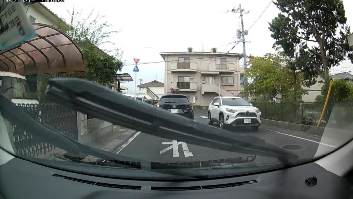 ☆★☆【令和４年９月１６日㈮遭遇車リスト】  国道経由仕事場町内南北貫通北回りルート、走行距離４２００ｍ  自宅　９００ｍ圏内（毎日必ず嫌がらせ容疑車が現れる圏内）の登場車総数　４台。  目的地９００ｍ圏内（上記圏内に次いで嫌がらせ容疑車多発）の登場車総数　５台。     〇遭遇順　塗色　車種　ナンバー　　　　　自宅からの走行距離（特徴＆容疑）     【出発地・自宅９００ｍ圏内】  ①赤、③黄、④・１７２     ①赤　ルーミー　　　岡山５０２　に　８４８０　　１２０ｍ（赤塗色）  ③黄　コンフォート　岡山５００　あ　４１４７　　３００ｍ（黄塗色）  ④白　タント　　　　岡山５８０　り　・１７２　　９００ｍ（３桁ナンバー）     　※①の赤は、日焼けした、オツムが弱くすぐキレそうな顔つきの爺運転手が、通り過ぎる間中ずっと、進行方向度外視で顔ごとこちらを向いてイキって僕を凝視。恥ずかしい爺。  　※出勤時最初ないし最後２台中に赤青黄のいずれかが現れるのは、ここ１２日間で１０回。偶発たり得ない。        【目的地・仕事場町内】  ➍・・１８、➌・１２３、➋・７００     ➍白　ハイゼット　　岡山４８５　さ　・・１８　３６００ｍ（２桁ナンバー）  ➌黒　マツダＳＵＶ　岡山３１６　ら　・１２３　３６００ｍ（３桁＆等差数列）　  ➋白　ＲＡＶ４　　　岡山３４７　ち　・７００　４０００ｍ（３桁＆３桁以下３連続）     　※最後４台中３台が３桁以下ナンバーの３連続であるという、いつも通りの不自然状況。