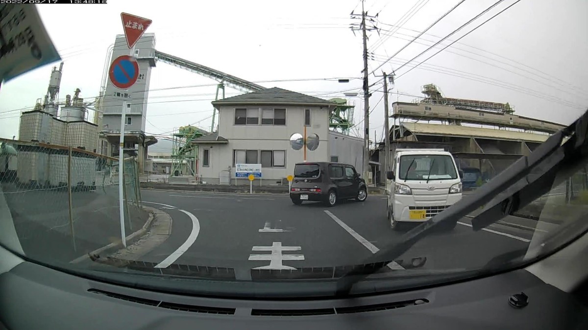 ☆★☆【令和４年９月１６日㈮遭遇車リスト】  国道経由仕事場町内南北貫通北回りルート、走行距離４２００ｍ  自宅　９００ｍ圏内（毎日必ず嫌がらせ容疑車が現れる圏内）の登場車総数　４台。  目的地９００ｍ圏内（上記圏内に次いで嫌がらせ容疑車多発）の登場車総数　５台。     〇遭遇順　塗色　車種　ナンバー　　　　　自宅からの走行距離（特徴＆容疑）     【出発地・自宅９００ｍ圏内】  ①赤、③黄、④・１７２     ①赤　ルーミー　　　岡山５０２　に　８４８０　　１２０ｍ（赤塗色）  ③黄　コンフォート　岡山５００　あ　４１４７　　３００ｍ（黄塗色）  ④白　タント　　　　岡山５８０　り　・１７２　　９００ｍ（３桁ナンバー）     　※①の赤は、日焼けした、オツムが弱くすぐキレそうな顔つきの爺運転手が、通り過ぎる間中ずっと、進行方向度外視で顔ごとこちらを向いてイキって僕を凝視。恥ずかしい爺。  　※出勤時最初ないし最後２台中に赤青黄のいずれかが現れるのは、ここ１２日間で１０回。偶発たり得ない。        【目的地・仕事場町内】  ➍・・１８、➌・１２３、➋・７００     ➍白　ハイゼット　　岡山４８５　さ　・・１８　３６００ｍ（２桁ナンバー）  ➌黒　マツダＳＵＶ　岡山３１６　ら　・１２３　３６００ｍ（３桁＆等差数列）　  ➋白　ＲＡＶ４　　　岡山３４７　ち　・７００　４０００ｍ（３桁＆３桁以下３連続）     　※最後４台中３台が３桁以下ナンバーの３連続であるという、いつも通りの不自然状況。