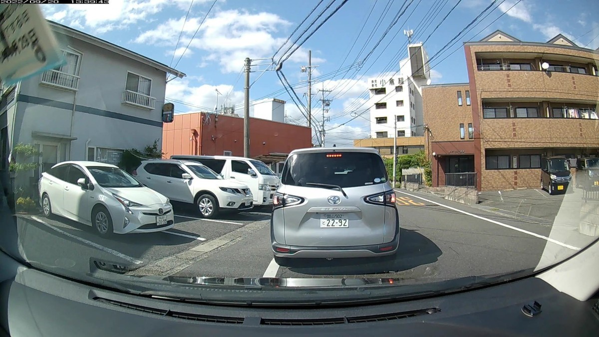 ☆★☆【令和４年９月２０日㈫遭遇車リスト】  国道経由仕事場町内南北貫通北回りルート、走行距離４２００ｍ  自宅　９００ｍ圏内（毎日必ず嫌がらせ容疑車が現れる圏内）の登場車総数ＮＡ台。  目的地９００ｍ圏内（上記圏内に次いで嫌がらせ容疑車多発）の登場車総数　４台。     〇遭遇順　塗色　車種　ナンバー　　　　　自宅からの走行距離（特徴＆容疑）     【出発地・自宅９００ｍ圏内】  ①・３１９、②２２９２     ①白　アクア　　〇〇５〇〇　〇　・３１９　　　３０ｍ（３桁ナンバー）  ②銀　シエンタ　岡山５０２　と　２２９２　　　５０ｍ（４桁中３桁同字ナンバー）     　  【目的地・仕事場９００ｍ圏内】  ➊７０００。     ➊白　ハリアー　岡山３６５　も　７０００　４０００ｍ（４桁中３桁同字ナンバー）     　※相変わらずの、最初の１台も最後の１台も嫌がらせ容疑要件を満足する、嫌がらせ状況。