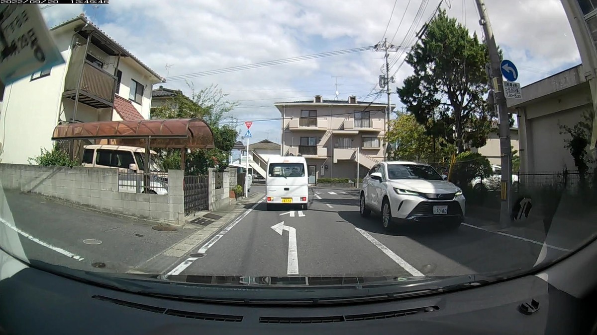 ☆★☆【令和４年９月２０日㈫遭遇車リスト】  国道経由仕事場町内南北貫通北回りルート、走行距離４２００ｍ  自宅　９００ｍ圏内（毎日必ず嫌がらせ容疑車が現れる圏内）の登場車総数ＮＡ台。  目的地９００ｍ圏内（上記圏内に次いで嫌がらせ容疑車多発）の登場車総数　４台。     〇遭遇順　塗色　車種　ナンバー　　　　　自宅からの走行距離（特徴＆容疑）     【出発地・自宅９００ｍ圏内】  ①・３１９、②２２９２     ①白　アクア　　〇〇５〇〇　〇　・３１９　　　３０ｍ（３桁ナンバー）  ②銀　シエンタ　岡山５０２　と　２２９２　　　５０ｍ（４桁中３桁同字ナンバー）     　  【目的地・仕事場９００ｍ圏内】  ➊７０００。     ➊白　ハリアー　岡山３６５　も　７０００　４０００ｍ（４桁中３桁同字ナンバー）     　※相変わらずの、最初の１台も最後の１台も嫌がらせ容疑要件を満足する、嫌がらせ状況。