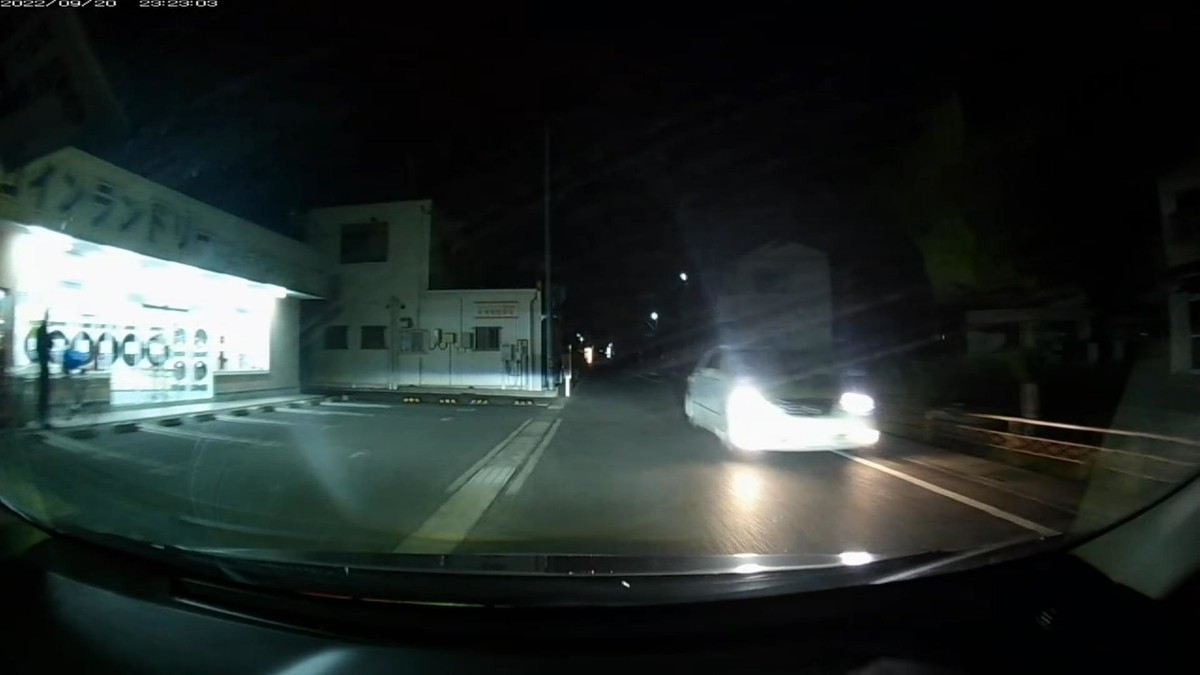 【令和４年９月２０日㈫深夜遭遇車リスト】  旧道＆国道経由ルート３５００ｍ、遭遇ＮＡ台。　  ①黒　車種不明　　　岡山３４４　ぬ　１０１１　　　　７０ｍ（４桁中３桁同字ナンバー）  ②黒　軽自動車　　　岡山５８１　き　・１８３　　　５００ｍ（３桁＆ブライティング）  ③白　クラウン　　　〇〇〇〇〇　〇　１０２５　　　８００ｍ（赤鉄道車両関連ナンバー）  　※この日は昼間も、２台目と最後の１台が４桁中３桁同字ナンバーだった。①の存在自体を、偶発と捉える方が不自然。  １０２５ - Google 検索