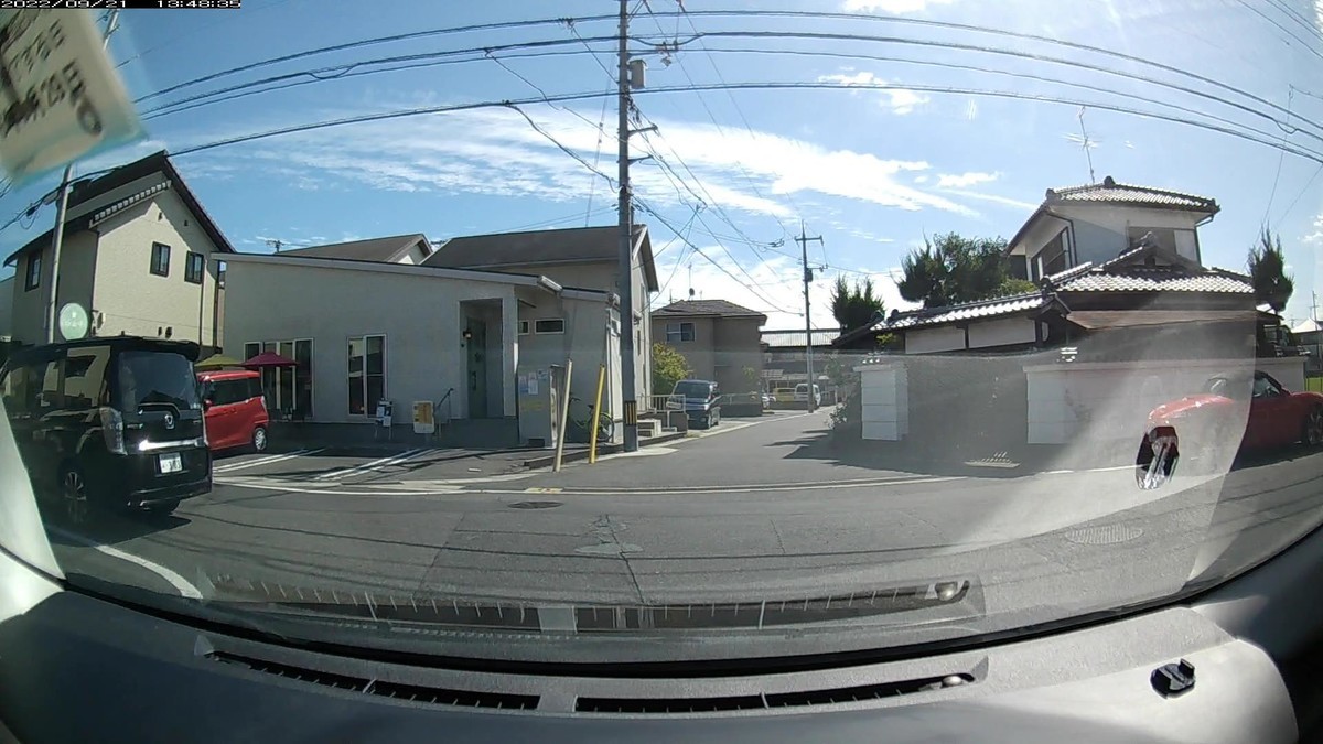 ☆★☆【令和４年９月２１日㈬遭遇車リスト】  国道経由仕事場町内南北貫通北回りルート、走行距離５７００ｍ  自宅　９００ｍ圏内（毎日必ず嫌がらせ容疑車が現れる圏内）の登場車総数ＮＡ台。  目的地９００ｍ圏内（上記圏内に次いで嫌がらせ容疑車多発）の登場車総数　４台。     〇遭遇順　塗色　車種　ナンバー　　　　　自宅からの走行距離（特徴＆容疑）     【出発地・自宅９００ｍ圏内】  ②赤・４１４、③・３０３、⑤赤・３１２  ②赤　ボクスター　　　　岡山３３２　ふ　・４１４　　　５０ｍ（赤＆３桁ナンバー）  ③黒　ヴォクシー　　　　岡山５４６　み　・３０３　　　５０ｍ（３桁ナンバー）　　  ⑤赤　ルーミー　　　　　岡山５３６　む　・３１２　　１３０ｍ（赤＆３桁ナンバー）  　※②の赤ポルシェはこの辺りの古くからの地権者の車。偶に、僕の自宅のある集落内にも駐車している。腐った人格で有名な田舎都市の、土人の自己顕示欲。  ※③のヴォクシーは、トランシーバーのように口の前に何かを構えて話しながら通り過ぎた法規違反車。  　  【目的地・仕事場９００ｍ圏内】  ➋・８９９  ➋白　タウンエース？　　岡山４００　と　・８９９　３６００ｍ（３桁ナンバー）　　  　１０００ー８９９＝１０１を計算させて、②や③との連携を仄めかしたつもりか。     　※相変わらずの、最初および最後２台以内に嫌がらせ容疑要件満足車が登場する嫌がらせ状況。