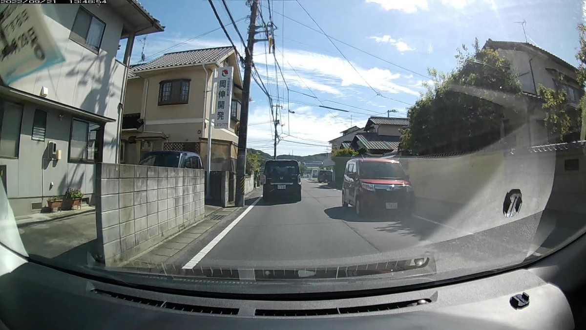 ☆★☆【令和４年９月２１日㈬遭遇車リスト】  国道経由仕事場町内南北貫通北回りルート、走行距離５７００ｍ  自宅　９００ｍ圏内（毎日必ず嫌がらせ容疑車が現れる圏内）の登場車総数ＮＡ台。  目的地９００ｍ圏内（上記圏内に次いで嫌がらせ容疑車多発）の登場車総数　４台。     〇遭遇順　塗色　車種　ナンバー　　　　　自宅からの走行距離（特徴＆容疑）     【出発地・自宅９００ｍ圏内】  ②赤・４１４、③・３０３、⑤赤・３１２  ②赤　ボクスター　　　　岡山３３２　ふ　・４１４　　　５０ｍ（赤＆３桁ナンバー）  ③黒　ヴォクシー　　　　岡山５４６　み　・３０３　　　５０ｍ（３桁ナンバー）　　  ⑤赤　ルーミー　　　　　岡山５３６　む　・３１２　　１３０ｍ（赤＆３桁ナンバー）  　※②の赤ポルシェはこの辺りの古くからの地権者の車。偶に、僕の自宅のある集落内にも駐車している。腐った人格で有名な田舎都市の、土人の自己顕示欲。  ※③のヴォクシーは、トランシーバーのように口の前に何かを構えて話しながら通り過ぎた法規違反車。  　  【目的地・仕事場９００ｍ圏内】  ➋・８９９  ➋白　タウンエース？　　岡山４００　と　・８９９　３６００ｍ（３桁ナンバー）　　  　１０００ー８９９＝１０１を計算させて、②や③との連携を仄めかしたつもりか。     　※相変わらずの、最初および最後２台以内に嫌がらせ容疑要件満足車が登場する嫌がらせ状況。