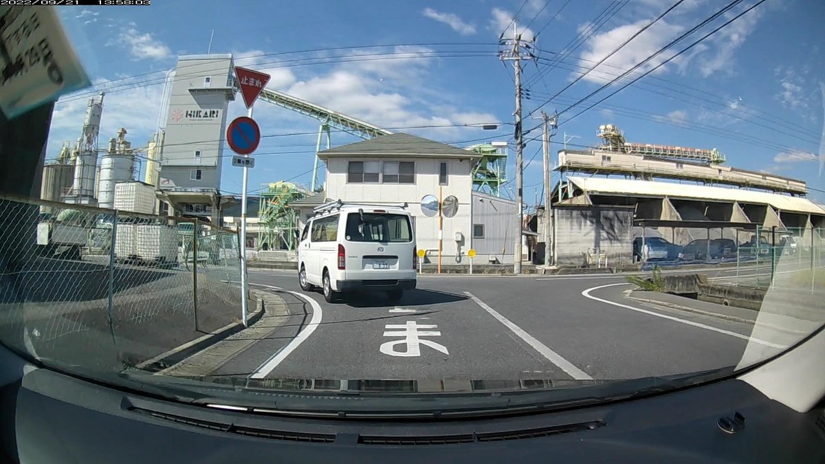 ☆★☆【令和４年９月２１日㈬遭遇車リスト】  国道経由仕事場町内南北貫通北回りルート、走行距離５７００ｍ  自宅　９００ｍ圏内（毎日必ず嫌がらせ容疑車が現れる圏内）の登場車総数ＮＡ台。  目的地９００ｍ圏内（上記圏内に次いで嫌がらせ容疑車多発）の登場車総数　４台。     〇遭遇順　塗色　車種　ナンバー　　　　　自宅からの走行距離（特徴＆容疑）     【出発地・自宅９００ｍ圏内】  ②赤・４１４、③・３０３、⑤赤・３１２  ②赤　ボクスター　　　　岡山３３２　ふ　・４１４　　　５０ｍ（赤＆３桁ナンバー）  ③黒　ヴォクシー　　　　岡山５４６　み　・３０３　　　５０ｍ（３桁ナンバー）　　  ⑤赤　ルーミー　　　　　岡山５３６　む　・３１２　　１３０ｍ（赤＆３桁ナンバー）  　※②の赤ポルシェはこの辺りの古くからの地権者の車。偶に、僕の自宅のある集落内にも駐車している。腐った人格で有名な田舎都市の、土人の自己顕示欲。  ※③のヴォクシーは、トランシーバーのように口の前に何かを構えて話しながら通り過ぎた法規違反車。  　  【目的地・仕事場９００ｍ圏内】  ➋・８９９  ➋白　タウンエース？　　岡山４００　と　・８９９　３６００ｍ（３桁ナンバー）　　  　１０００ー８９９＝１０１を計算させて、②や③との連携を仄めかしたつもりか。     　※相変わらずの、最初および最後２台以内に嫌がらせ容疑要件満足車が登場する嫌がらせ状況。