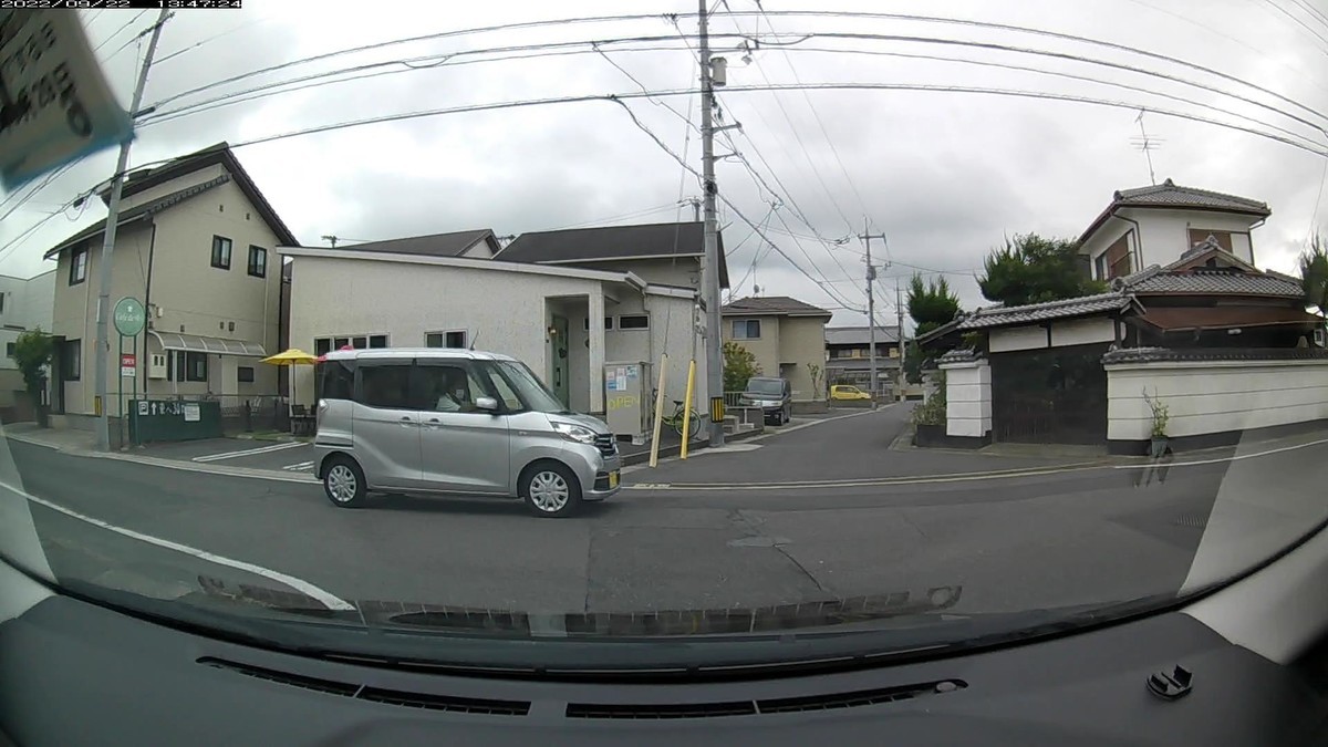 ☆★☆【令和4年9月22日㈭遭遇車リスト】 国道経由仕事場町内南北貫通北回りルート、走行距離4200m 自宅 900m圏内(毎日必ず嫌がらせ容疑車が現れる圏内)の登場車総数10台。 目的地900m圏内(上記圏内に次いで嫌がらせ容疑車多発)の登場車総数 4台。 〇遭遇順 塗色 車種 ナンバー 自宅からの走行距離(特徴&容疑) 【出発地・自宅900m圏内】 ②・703、③・・47C、④青、⑥・516、⑦3777C、⑩・345 ②銀 EKワゴン 岡山592 な ・703 50m(3桁ナンバー) ③白 ハイゼット 岡山480 て ・・47 70m(2桁ナンバー) ④青 ラパン 岡山583 る 2355 110m(青塗色) ⑥黒 タント 岡山587 か ・516 190m(3桁ナンバー) ⑦銀 エルフ 岡山100 い 3777 220m(4桁中3桁同字ナンバー)、 ⑩緑 ハスラー 岡山589 か ・345 700m(3桁等差数列ナンバー) 【目的地・仕事場900m圏内】 ➋1181、➊赤2228 ➋銀 シエンタ 岡山531 な 1181 3900m(4桁中3桁同字ナンバー) ➊赤 ジーノ 岡山581 ね 2228 4000m(赤&4桁中3桁同字) ※相変わらずの、最後2台が連続で容疑要件を満足する嫌がらせ状況。