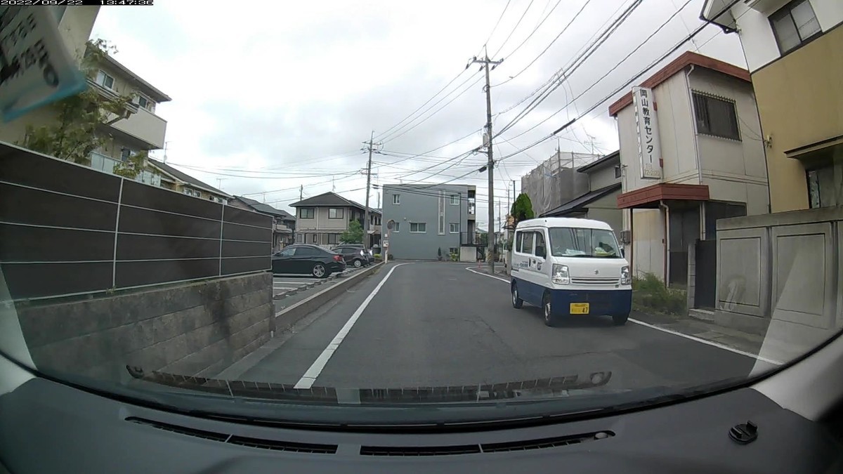 ☆★☆【令和4年9月22日㈭遭遇車リスト】 国道経由仕事場町内南北貫通北回りルート、走行距離4200m 自宅 900m圏内(毎日必ず嫌がらせ容疑車が現れる圏内)の登場車総数10台。 目的地900m圏内(上記圏内に次いで嫌がらせ容疑車多発)の登場車総数 4台。 〇遭遇順 塗色 車種 ナンバー 自宅からの走行距離(特徴&容疑) 【出発地・自宅900m圏内】 ②・703、③・・47C、④青、⑥・516、⑦3777C、⑩・345 ②銀 EKワゴン 岡山592 な ・703 50m(3桁ナンバー) ③白 ハイゼット 岡山480 て ・・47 70m(2桁ナンバー) ④青 ラパン 岡山583 る 2355 110m(青塗色) ⑥黒 タント 岡山587 か ・516 190m(3桁ナンバー) ⑦銀 エルフ 岡山100 い 3777 220m(4桁中3桁同字ナンバー)、 ⑩緑 ハスラー 岡山589 か ・345 700m(3桁等差数列ナンバー) 【目的地・仕事場900m圏内】 ➋1181、➊赤2228 ➋銀 シエンタ 岡山531 な 1181 3900m(4桁中3桁同字ナンバー) ➊赤 ジーノ 岡山581 ね 2228 4000m(赤&4桁中3桁同字) ※相変わらずの、最後2台が連続で容疑要件を満足する嫌がらせ状況。
