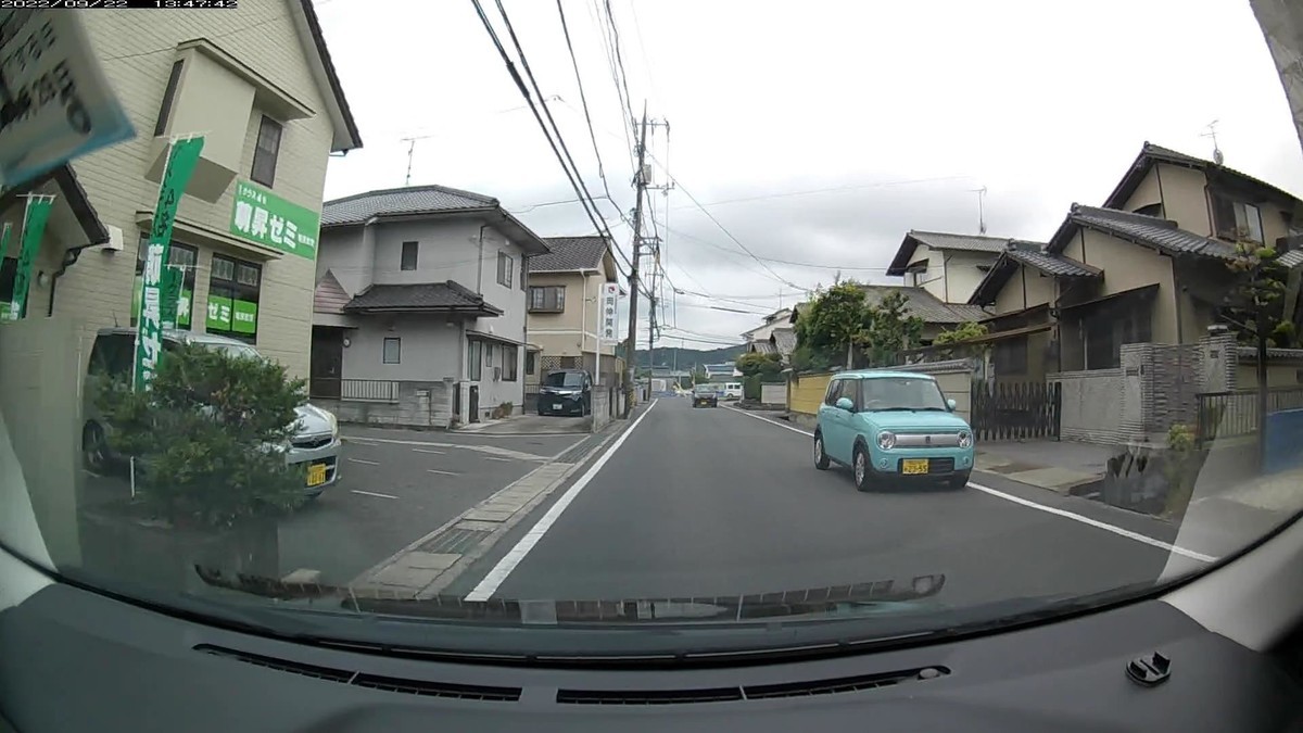☆★☆【令和4年9月22日㈭遭遇車リスト】 国道経由仕事場町内南北貫通北回りルート、走行距離4200m 自宅 900m圏内(毎日必ず嫌がらせ容疑車が現れる圏内)の登場車総数10台。 目的地900m圏内(上記圏内に次いで嫌がらせ容疑車多発)の登場車総数 4台。 〇遭遇順 塗色 車種 ナンバー 自宅からの走行距離(特徴&容疑) 【出発地・自宅900m圏内】 ②・703、③・・47C、④青、⑥・516、⑦3777C、⑩・345 ②銀 EKワゴン 岡山592 な ・703 50m(3桁ナンバー) ③白 ハイゼット 岡山480 て ・・47 70m(2桁ナンバー) ④青 ラパン 岡山583 る 2355 110m(青塗色) ⑥黒 タント 岡山587 か ・516 190m(3桁ナンバー) ⑦銀 エルフ 岡山100 い 3777 220m(4桁中3桁同字ナンバー)、 ⑩緑 ハスラー 岡山589 か ・345 700m(3桁等差数列ナンバー) 【目的地・仕事場900m圏内】 ➋1181、➊赤2228 ➋銀 シエンタ 岡山531 な 1181 3900m(4桁中3桁同字ナンバー) ➊赤 ジーノ 岡山581 ね 2228 4000m(赤&4桁中3桁同字) ※相変わらずの、最後2台が連続で容疑要件を満足する嫌がらせ状況。