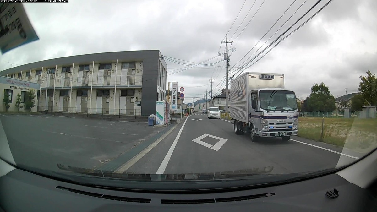 ☆★☆【令和4年9月22日㈭遭遇車リスト】 国道経由仕事場町内南北貫通北回りルート、走行距離4200m 自宅 900m圏内(毎日必ず嫌がらせ容疑車が現れる圏内)の登場車総数10台。 目的地900m圏内(上記圏内に次いで嫌がらせ容疑車多発)の登場車総数 4台。 〇遭遇順 塗色 車種 ナンバー 自宅からの走行距離(特徴&容疑) 【出発地・自宅900m圏内】 ②・703、③・・47C、④青、⑥・516、⑦3777C、⑩・345 ②銀 EKワゴン 岡山592 な ・703 50m(3桁ナンバー) ③白 ハイゼット 岡山480 て ・・47 70m(2桁ナンバー) ④青 ラパン 岡山583 る 2355 110m(青塗色) ⑥黒 タント 岡山587 か ・516 190m(3桁ナンバー) ⑦銀 エルフ 岡山100 い 3777 220m(4桁中3桁同字ナンバー)、 ⑩緑 ハスラー 岡山589 か ・345 700m(3桁等差数列ナンバー) 【目的地・仕事場900m圏内】 ➋1181、➊赤2228 ➋銀 シエンタ 岡山531 な 1181 3900m(4桁中3桁同字ナンバー) ➊赤 ジーノ 岡山581 ね 2228 4000m(赤&4桁中3桁同字) ※相変わらずの、最後2台が連続で容疑要件を満足する嫌がらせ状況。