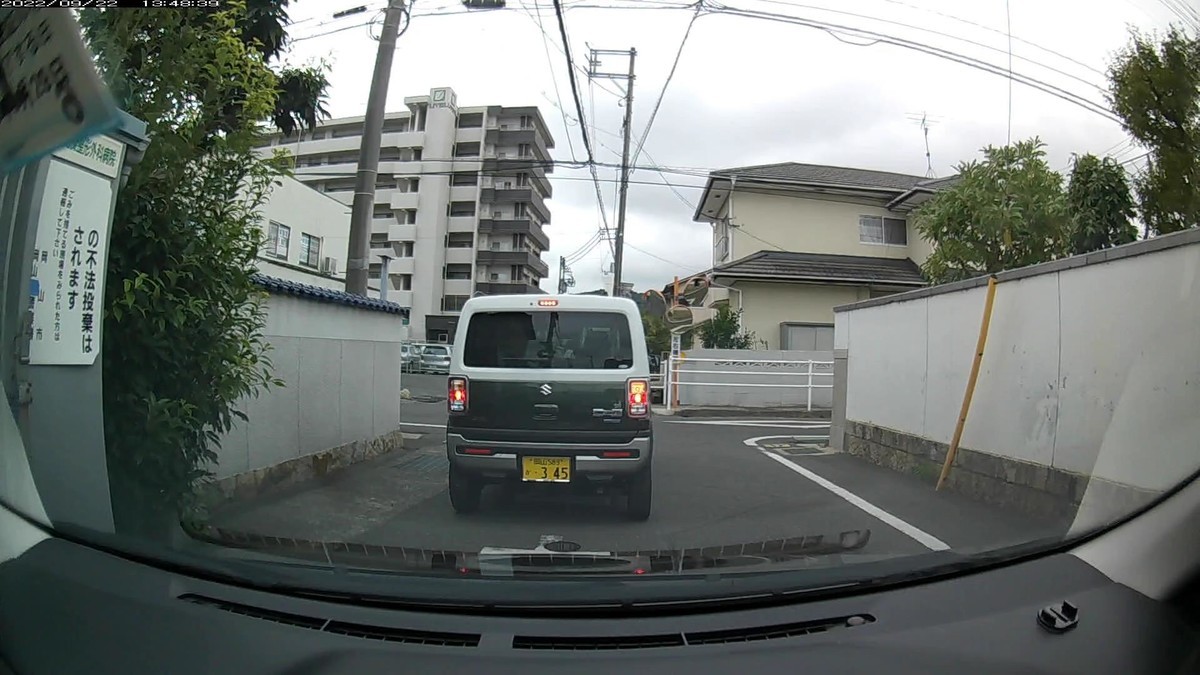 ☆★☆【令和4年9月22日㈭遭遇車リスト】 国道経由仕事場町内南北貫通北回りルート、走行距離4200m 自宅 900m圏内(毎日必ず嫌がらせ容疑車が現れる圏内)の登場車総数10台。 目的地900m圏内(上記圏内に次いで嫌がらせ容疑車多発)の登場車総数 4台。 〇遭遇順 塗色 車種 ナンバー 自宅からの走行距離(特徴&容疑) 【出発地・自宅900m圏内】 ②・703、③・・47C、④青、⑥・516、⑦3777C、⑩・345 ②銀 EKワゴン 岡山592 な ・703 50m(3桁ナンバー) ③白 ハイゼット 岡山480 て ・・47 70m(2桁ナンバー) ④青 ラパン 岡山583 る 2355 110m(青塗色) ⑥黒 タント 岡山587 か ・516 190m(3桁ナンバー) ⑦銀 エルフ 岡山100 い 3777 220m(4桁中3桁同字ナンバー)、 ⑩緑 ハスラー 岡山589 か ・345 700m(3桁等差数列ナンバー) 【目的地・仕事場900m圏内】 ➋1181、➊赤2228 ➋銀 シエンタ 岡山531 な 1181 3900m(4桁中3桁同字ナンバー) ➊赤 ジーノ 岡山581 ね 2228 4000m(赤&4桁中3桁同字) ※相変わらずの、最後2台が連続で容疑要件を満足する嫌がらせ状況。