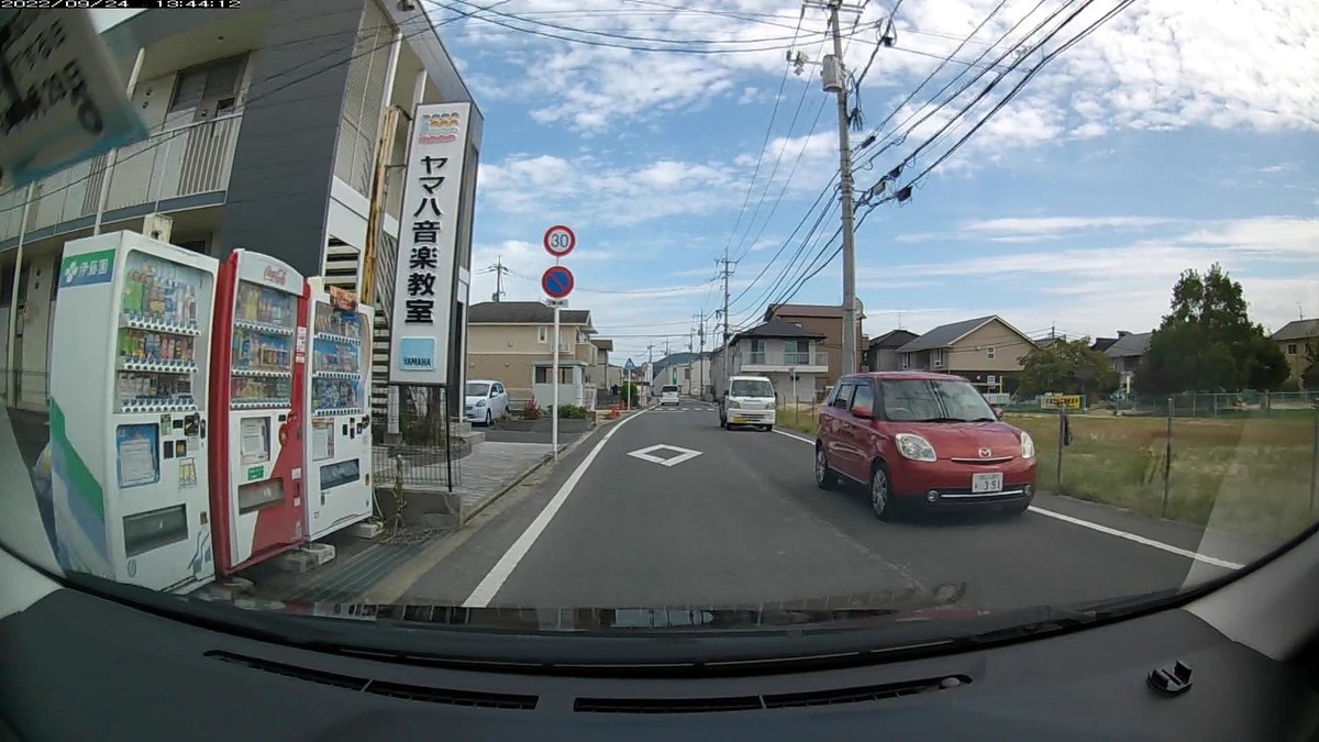 ☆★☆【令和４年９月２４日㈯遭遇車リスト】  国道および仕事場最寄り駅前通り経由ルート、走行距離３５００ｍ  自宅　９００ｍ圏内（毎日必ず嫌がらせ容疑車が現れる圏内）の登場車総数　６台。  目的地４００ｍ圏内（上記圏内に次いで嫌がらせ容疑車多発）の登場車総数１５台。     〇遭遇順　塗色　車種　ナンバー　　　　　自宅からの走行距離（特徴＆容疑）     【出発地・自宅９００ｍ圏内】  ①青・７４３、②・６２５、⑤赤・３５１     ①青　ミライース　　岡山５８１　ね　・７４３　　　６０ｍ（３桁ナンバー＆青）  ②白　ヴォクシー　　岡山５３７　な　・６２５　　　７０ｍ（３桁ナンバー２連続）  ⑤赤　ヴェリーサ　　岡山５３０　ま　・３５１　　２３０ｍ（３桁ナンバー＆赤）  　  【目的地・仕事場９００ｍ圏内】  ➊黄     ➊黄　コンフォート　岡山５００　あ　４１０９　３５００ｍ（黄塗色）  　※国道上で最後の対向車だった黄コンフォートが、仕事場前路地にも表れた。  　※夜中の帰宅時にも、出発地周辺や目的地自宅周辺に度々現れている個体。