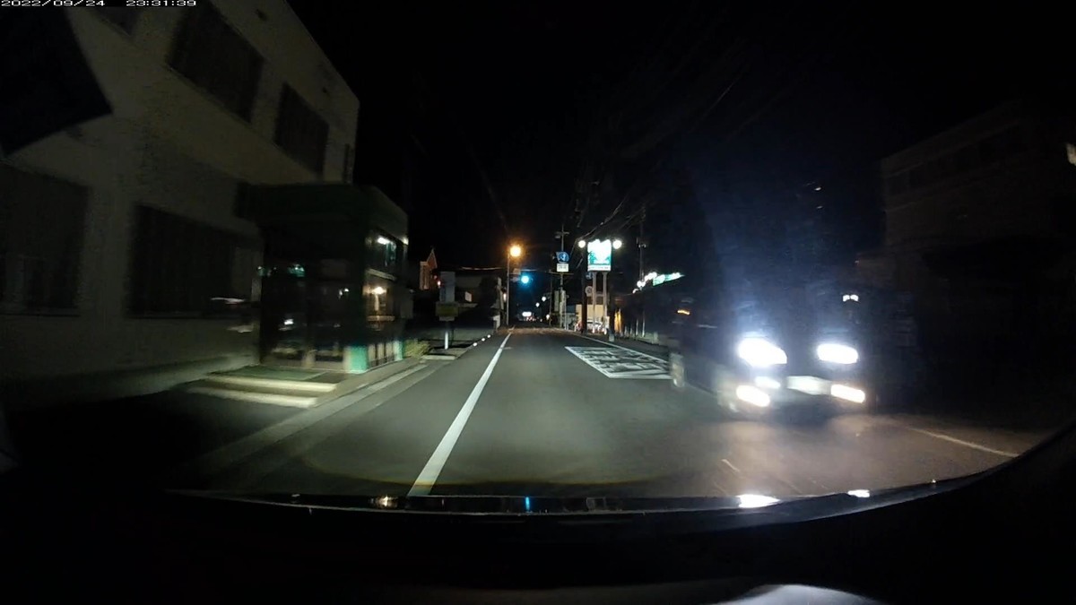 【令和４年９月２４日㈯深夜遭遇車リスト】  旧道＆国道経由ルート３５００ｍ、遭遇ＮＡ台。  ①黒　プリウス　　　岡山３〇〇　る　５０００　　　　４０ｍ（４桁中３桁同字ナンバー）  ➋赤　軽自動車　　　〇〇〇〇〇　〇　４５５９　　２０００ｍ（赤塗色＆速度超過）  ➊黒　ミニバン　　　岡山５０２　せ　・６０５　　２２００ｍ（３桁＆赤画像関連ナンバー）  　　※➋赤は、後ろから時速９０ｋｍは超えていようかという猛スピードで後続に登場。  　　※同車を回避する意味もあって、国道を下りる地点を変更したところ、➊が登場。  ・６０５ - Google 検索