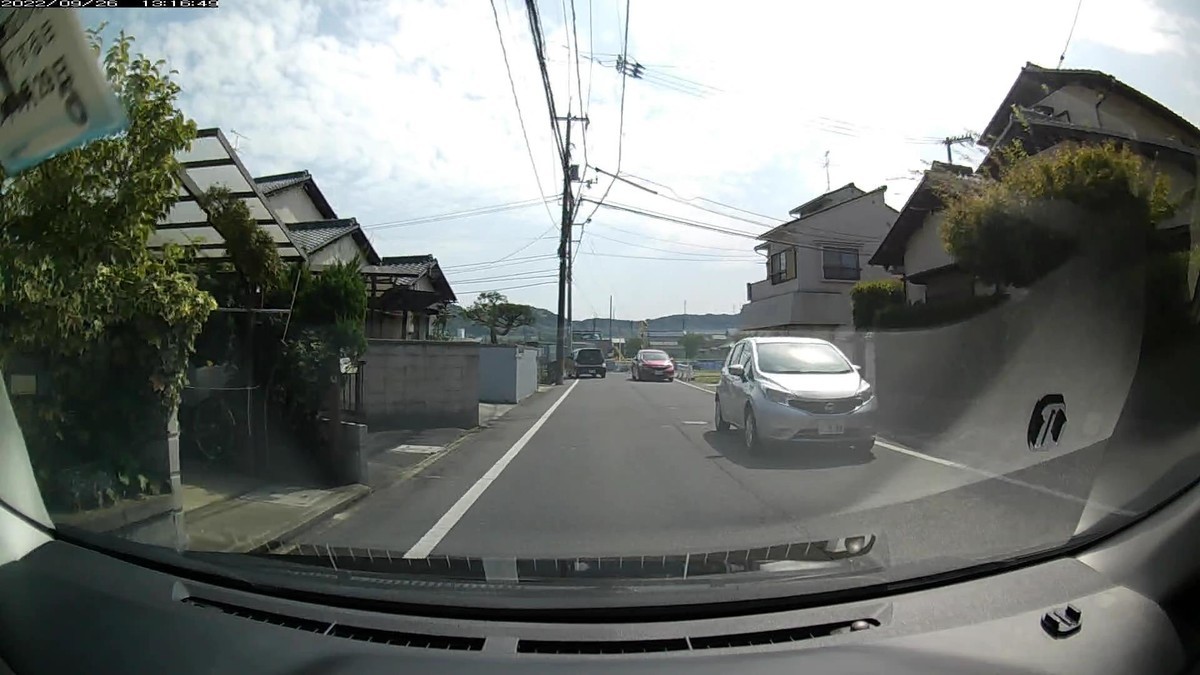 ☆★☆【令和４年９月２６日㈪遭遇車リスト】  国道および仕事場最寄り駅前通り経由ルート、走行距離３５００ｍ  自宅　９００ｍ圏内（毎日必ず嫌がらせ容疑車が現れる圏内）の登場車総数　７台。  目的地４００ｍ圏内（上記圏内に次いで嫌がらせ容疑車多発）の登場車総数　１台。     〇遭遇順　塗色　車種　ナンバー　　　　　自宅からの走行距離（特徴＆容疑）     【出発地・自宅９００ｍ圏内】  ①桃・７８９、③・５３８Ｃ、④・９３８、⑤赤・３５８、⑦青・・５９。     ①桃　マーチ　　　岡山５３２　ね　・７８９　　　５０ｍ（３桁ナンバー）  ③白　ハイゼット　岡山４８０　な　・５３８Ｃ　１３０ｍ（３桁ナンバー）  ④銀　フィット　　岡山５０２　と　・９３８　　１４０ｍ（３桁ナンバー２連続）  ⑤赤　フィット　　岡山５５１　た　・３５８　　１８０ｍ（３桁ナンバー３連＆赤）　  ⑦青　クロスビー　岡山５８４　て　・・５９　　２９０ｍ（２桁ナンバー＆青）  　     【目的地・仕事場９００ｍ圏内】  　※特に容疑車無し。