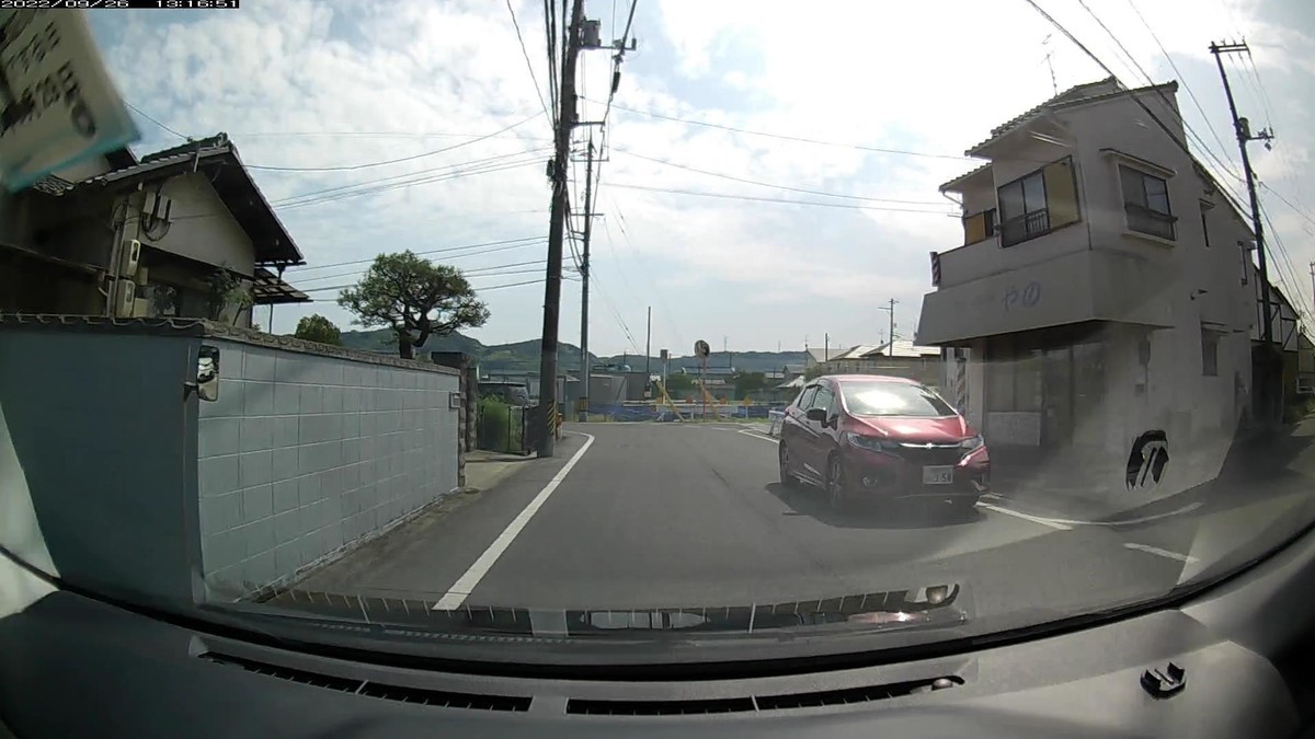 ☆★☆【令和４年９月２６日㈪遭遇車リスト】  国道および仕事場最寄り駅前通り経由ルート、走行距離３５００ｍ  自宅　９００ｍ圏内（毎日必ず嫌がらせ容疑車が現れる圏内）の登場車総数　７台。  目的地４００ｍ圏内（上記圏内に次いで嫌がらせ容疑車多発）の登場車総数　１台。     〇遭遇順　塗色　車種　ナンバー　　　　　自宅からの走行距離（特徴＆容疑）     【出発地・自宅９００ｍ圏内】  ①桃・７８９、③・５３８Ｃ、④・９３８、⑤赤・３５８、⑦青・・５９。     ①桃　マーチ　　　岡山５３２　ね　・７８９　　　５０ｍ（３桁ナンバー）  ③白　ハイゼット　岡山４８０　な　・５３８Ｃ　１３０ｍ（３桁ナンバー）  ④銀　フィット　　岡山５０２　と　・９３８　　１４０ｍ（３桁ナンバー２連続）  ⑤赤　フィット　　岡山５５１　た　・３５８　　１８０ｍ（３桁ナンバー３連＆赤）　  ⑦青　クロスビー　岡山５８４　て　・・５９　　２９０ｍ（２桁ナンバー＆青）  　     【目的地・仕事場９００ｍ圏内】  　※特に容疑車無し。