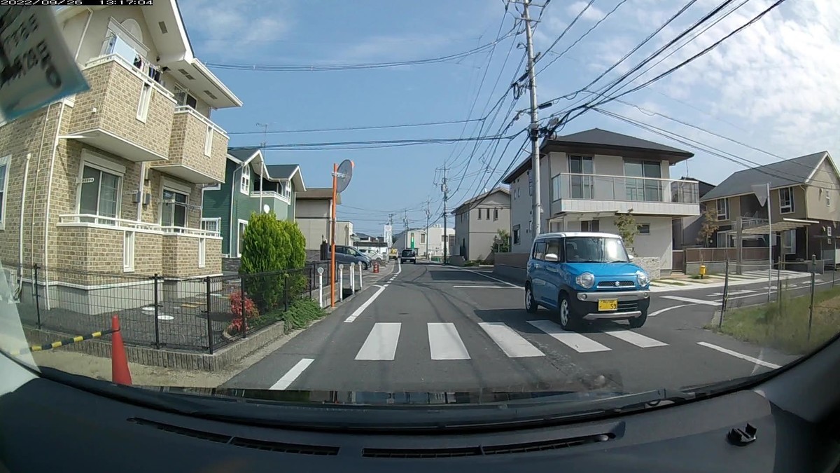 ☆★☆【令和４年９月２６日㈪遭遇車リスト】  国道および仕事場最寄り駅前通り経由ルート、走行距離３５００ｍ  自宅　９００ｍ圏内（毎日必ず嫌がらせ容疑車が現れる圏内）の登場車総数　７台。  目的地４００ｍ圏内（上記圏内に次いで嫌がらせ容疑車多発）の登場車総数　１台。     〇遭遇順　塗色　車種　ナンバー　　　　　自宅からの走行距離（特徴＆容疑）     【出発地・自宅９００ｍ圏内】  ①桃・７８９、③・５３８Ｃ、④・９３８、⑤赤・３５８、⑦青・・５９。     ①桃　マーチ　　　岡山５３２　ね　・７８９　　　５０ｍ（３桁ナンバー）  ③白　ハイゼット　岡山４８０　な　・５３８Ｃ　１３０ｍ（３桁ナンバー）  ④銀　フィット　　岡山５０２　と　・９３８　　１４０ｍ（３桁ナンバー２連続）  ⑤赤　フィット　　岡山５５１　た　・３５８　　１８０ｍ（３桁ナンバー３連＆赤）　  ⑦青　クロスビー　岡山５８４　て　・・５９　　２９０ｍ（２桁ナンバー＆青）  　     【目的地・仕事場９００ｍ圏内】  　※特に容疑車無し。