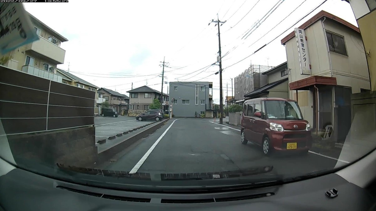 ☆★☆【令和４年９月２７日㈫遭遇車リスト】  国道および仕事場町内南北貫通ルート、走行距離４２００ｍ  自宅　９００ｍ圏内（毎日必ず嫌がらせ容疑車が現れる圏内）の登場車総数　６台。  目的地９００ｍ圏内（上記圏内に次いで嫌がらせ容疑車多発）の登場車総数　４台。     〇遭遇順　塗色　車種　ナンバー　　　　　自宅からの走行距離（特徴＆容疑）     【出発地・自宅９００ｍ圏内】  ①３１３３、②赤、③・・・４、⑥７５７７。     ①白　ハイジェット　岡山４８３　か　３１３３　　　２０ｍ（４桁中３桁同字ナンバー）  ②赤　タント　　　　岡山５８３　ね　７５３１　　　７０ｍ（赤塗色）  ③黒　ライフ　　　　岡山５８８　ほ　・・・４　　２４０ｍ（４桁中３桁同字ナンバー（１桁））  ⑥黒　ＭＲワゴン　　岡山５８３　く　７５７７　　３４０ｍ（４桁中３桁同字ナンバー）  　※最初６台中３台が４桁中３桁同字ナンバー。殊、僕の下に起こる事象としては、同様の事態の頻度が高すぎ、偶発たろう筈がないと感じて当然である状況。