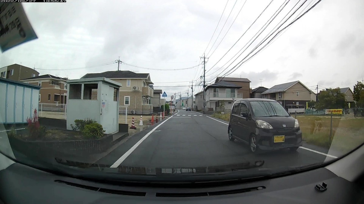 ☆★☆【令和４年９月２７日㈫遭遇車リスト】  国道および仕事場町内南北貫通ルート、走行距離４２００ｍ  自宅　９００ｍ圏内（毎日必ず嫌がらせ容疑車が現れる圏内）の登場車総数　６台。  目的地９００ｍ圏内（上記圏内に次いで嫌がらせ容疑車多発）の登場車総数　４台。     〇遭遇順　塗色　車種　ナンバー　　　　　自宅からの走行距離（特徴＆容疑）     【出発地・自宅９００ｍ圏内】  ①３１３３、②赤、③・・・４、⑥７５７７。     ①白　ハイジェット　岡山４８３　か　３１３３　　　２０ｍ（４桁中３桁同字ナンバー）  ②赤　タント　　　　岡山５８３　ね　７５３１　　　７０ｍ（赤塗色）  ③黒　ライフ　　　　岡山５８８　ほ　・・・４　　２４０ｍ（４桁中３桁同字ナンバー（１桁））  ⑥黒　ＭＲワゴン　　岡山５８３　く　７５７７　　３４０ｍ（４桁中３桁同字ナンバー）  　※最初６台中３台が４桁中３桁同字ナンバー。殊、僕の下に起こる事象としては、同様の事態の頻度が高すぎ、偶発たろう筈がないと感じて当然である状況。