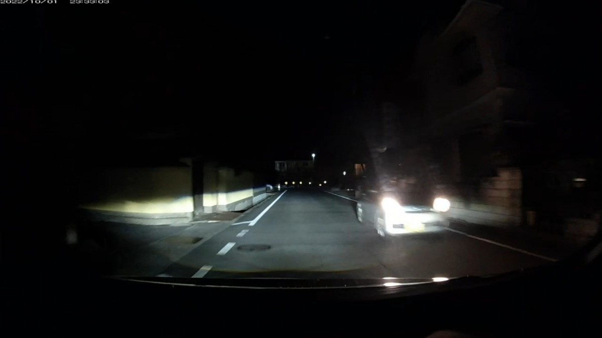 １０月１日㈯　旧鉄道跡地経由ルート２７００ｍ、遭遇４台。  ①黄　軽自動車　　岡山５８〇　て　２９２２　１８００ｍ（黄塗色＆４桁中３桁同字）  ➊銀　軽自動車　　岡山５８３　〇　９３００　２５５０ｍ（赤系塗色鉄道関連ナンバー）  　※この夜は前日に続いて、昼間の出勤時の最初の遭遇車も４桁中３桁同字ナンバー。  　※しかもこの夜の①２９２２は黄塗色でもある、敵にとって都合の良すぎる存在で、偶発たり得る訳がないと感じて当然。  　※９３００系 - Google 検索