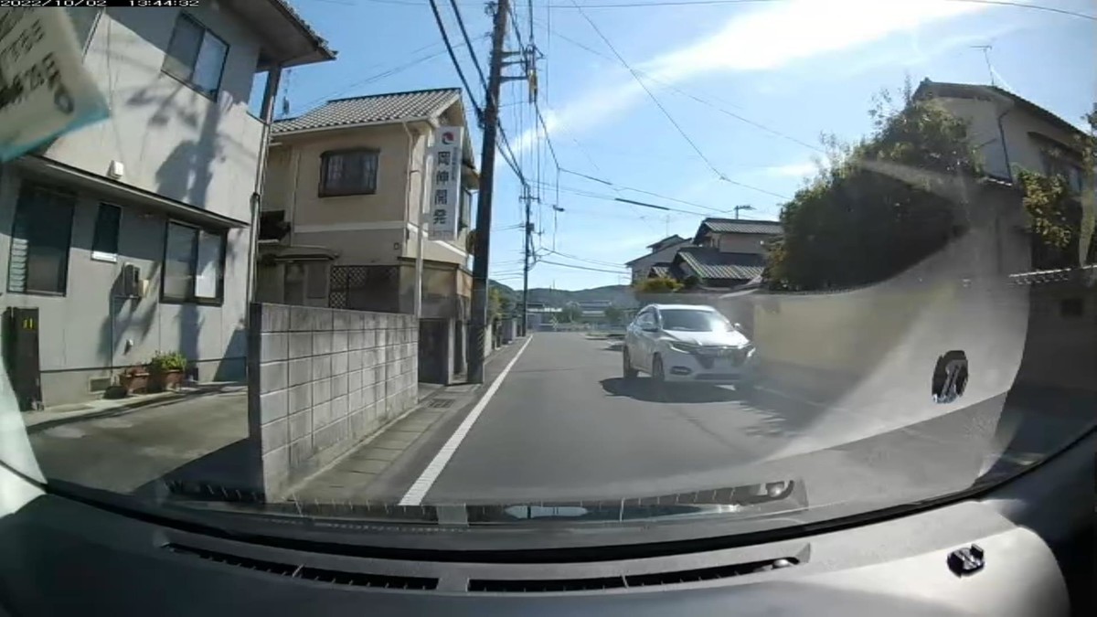 ☆★☆【令和4年10月2日㈰遭遇車リスト】 国道経由仕事場町内縦貫ルート、走行距離4200m 自宅 900m圏内(毎日必ず嫌がらせ容疑車が現れる圏内)の登場車総数 3台。 目的地1300m圏内(上記圏内に次いで嫌がらせ容疑車多発)の登場車総数 8台。 〇遭遇順 塗色 車種 ナンバー 自宅からの走行距離(特徴&容疑) 【出発地・自宅900m圏内】 ②・678 ②白 ヴェゼル 岡山338 む ・678 130m(3桁等差数列ナンバー) 【目的地・仕事場400m圏内】 ➑黄、➐青、➍黄・851、➊・・・8 ➑黄 EKクロス 岡山583 〇 4587 3200m(黄塗色) ➐青 フィット 岡山502 て 6216 3200m(青塗色) ➍黄 エッセ 岡山580 く ・851 3800m(黄塗色&3桁ナンバー) ➊黒 アクア 岡山539 ら ・・・8 4000m(1桁ナンバー)