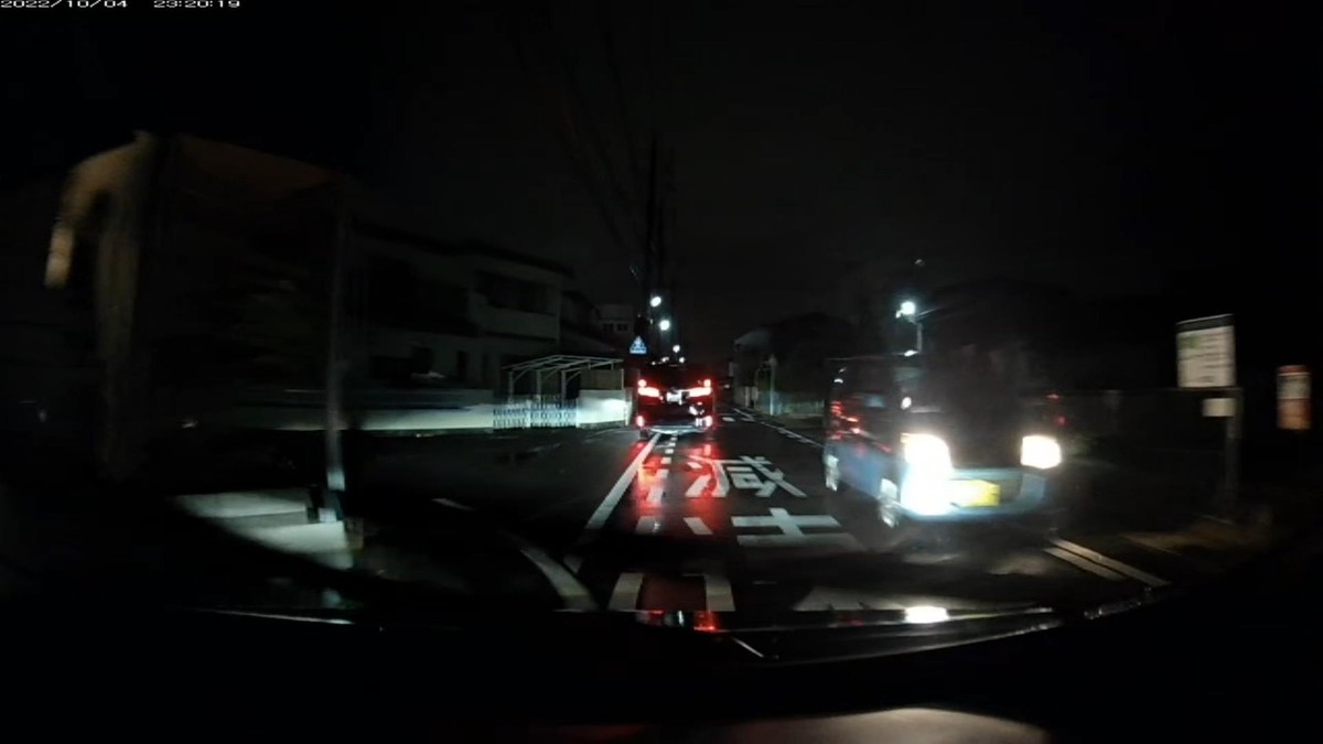 【令和４年１０月４日㈫深夜遭遇車リスト】  〇塗色　車種　　　ナンバー　　　　　　遭遇地点までの走行距離（容疑・特徴）  鉄道跡地経由ルート２７００ｍ、遭遇３台。  ①黒　軽自動車　　　　岡山５８０　よ　６２７９　　５００ｍ  ②黒　ヴェルファイア　岡山３５６　ぬ　８１１８　１５００ｍ～（鈍足逆煽り）  ③青　軽自動車　　　　岡山５９３　こ　１７１７　１８００ｍ　（青塗色）  　※②は、僕が現れるのを待っていたかのように、アパート駐車場からぎりぎりのタイミングの先行位置に現れ、１５００ｍ地点から２２００ｍ地点までの７００ｍを１１０秒もかけて走る逆煽り行為。時速になおすと２３ｋｍ程度。後続車がいる中で鈍足で走ることに、度胸試し的意義を見出すタイプの馬鹿か。道路の真ん中を走って抜かさせない動きを見せてきたこと、その後ろを走っている間に、対向に青塗色が現れたことを勘案すると、相手が僕とわかってやっていることと訝しめる。