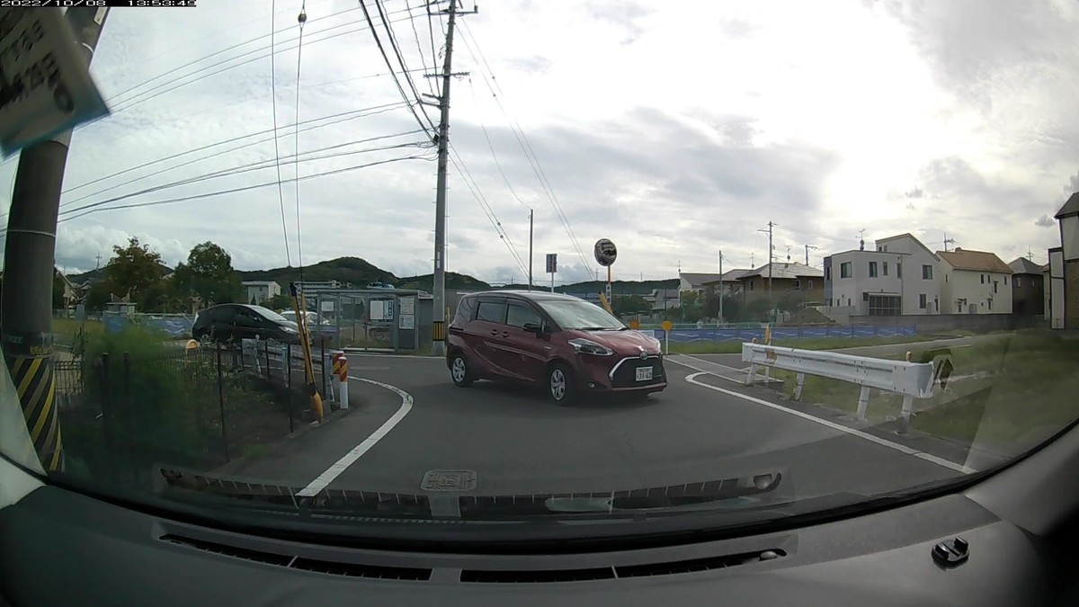 ☆★☆【令和４年１０月８日㈯遭遇車リスト】  国道経由仕事場町内縦貫ルート４１００ｍ。  〇遭遇順　塗色　車種　ナンバー　　　　　自宅からの走行距離（特徴＆容疑）     【出発地・自宅９００ｍ圏内】遭遇総数５台  ②白　デイズ　　　岡山５９０　こ　・・５０　　６０ｍ（２桁ナンバー）  ③赤系　シエンタ　岡山５３０　ち　３１６２　１９０ｍ（赤塗色）  ④黒　プリウス　　岡山３４４　そ　１０１１　１９０ｍ（４桁中３桁同字ナンバー）     　※黒プリウスの運転手は、いかにもヤンキー上がり風の化粧の濃い勘違い女で、こちらを馬鹿にしているとのアピールと思われる笑顔で通り過ぎた。     【目的地・仕事場１０００ｍ圏内】遭遇総数ＮＡ台  　※ノーカウント。・・１８の軽自動車や・・１０の黒セルシオなどが現れたが、普段使わないルート上なので。