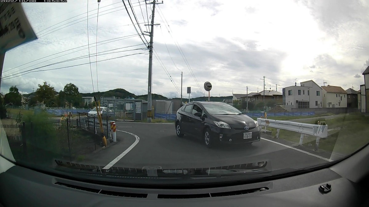 ☆★☆【令和４年１０月８日㈯遭遇車リスト】  国道経由仕事場町内縦貫ルート４１００ｍ。  〇遭遇順　塗色　車種　ナンバー　　　　　自宅からの走行距離（特徴＆容疑）     【出発地・自宅９００ｍ圏内】遭遇総数５台  ②白　デイズ　　　岡山５９０　こ　・・５０　　６０ｍ（２桁ナンバー）  ③赤系　シエンタ　岡山５３０　ち　３１６２　１９０ｍ（赤塗色）  ④黒　プリウス　　岡山３４４　そ　１０１１　１９０ｍ（４桁中３桁同字ナンバー）     　※黒プリウスの運転手は、いかにもヤンキー上がり風の化粧の濃い勘違い女で、こちらを馬鹿にしているとのアピールと思われる笑顔で通り過ぎた。     【目的地・仕事場１０００ｍ圏内】遭遇総数ＮＡ台  　※ノーカウント。・・１８の軽自動車や・・１０の黒セルシオなどが現れたが、普段使わないルート上なので。