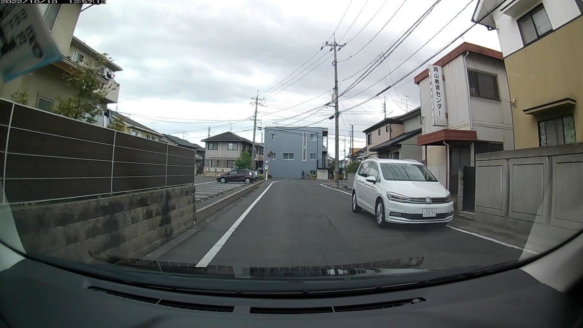 ☆★☆【令和４年１０月１０日㈪遭遇車リスト】  国道経由仕事場町内縦貫ルート４２００ｍ。  〇遭遇順　塗色　車種　ナンバー　　　　　自宅からの走行距離（特徴＆容疑）     【出発地・自宅９００ｍ圏内】遭遇総数３台  ①白　シャラン　　岡山３３２　ぬ　３３７３　　７０ｍ（４桁中３桁同字ナンバー）  ②青系　キューブ　岡山５３１　つ　１５０３　　９０ｍ（青系塗色）     　※最初の遭遇車が、僕の自宅のある集落のとなりの区域に入ろうとする４桁中３桁同字ナンバーで、２台目が青系塗色。毎日毎日同様の状況。偶発たり得る訳がないと感じて当然。     【目的地・仕事場１０００ｍ圏内】遭遇総数５台  　※特に容疑車無し。