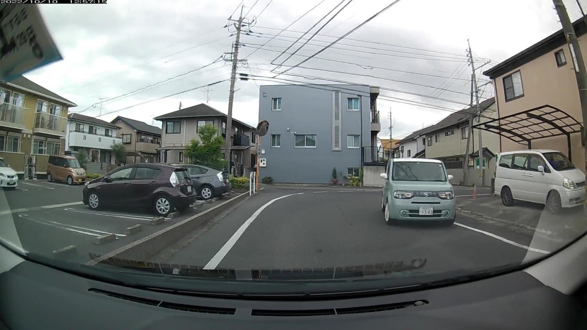 ☆★☆【令和４年１０月１０日㈪遭遇車リスト】  国道経由仕事場町内縦貫ルート４２００ｍ。  〇遭遇順　塗色　車種　ナンバー　　　　　自宅からの走行距離（特徴＆容疑）     【出発地・自宅９００ｍ圏内】遭遇総数３台  ①白　シャラン　　岡山３３２　ぬ　３３７３　　７０ｍ（４桁中３桁同字ナンバー）  ②青系　キューブ　岡山５３１　つ　１５０３　　９０ｍ（青系塗色）     　※最初の遭遇車が、僕の自宅のある集落のとなりの区域に入ろうとする４桁中３桁同字ナンバーで、２台目が青系塗色。毎日毎日同様の状況。偶発たり得る訳がないと感じて当然。     【目的地・仕事場１０００ｍ圏内】遭遇総数５台  　※特に容疑車無し。
