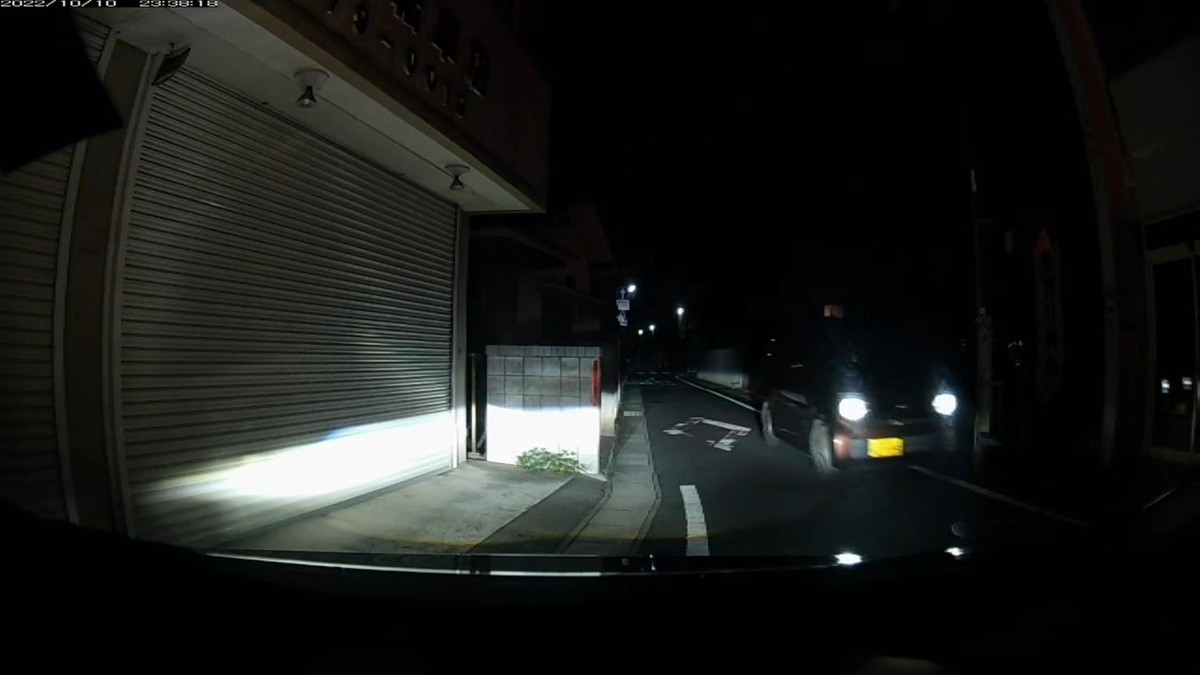 【令和４年１０月１０日㈪深夜遭遇車リスト】  〇塗色　車種　　　ナンバー　　　　　　遭遇地点までの走行距離（容疑・特徴）  鉄道跡地経由ルート３３００ｍ、遭遇６台。  ①暗赤　軽自動車　　　岡山５８１　の　　２７９５　　１００ｍ（赤系塗色）  ③黒　　軽自動車　　　岡山７９３　こ？　・・２２　２０００ｍ（２桁ナンバー）  ④赤　　軽自動車　　　岡山５８１　つ　　１４５９　２４００ｍ（赤系塗色）　  ⑤黒　　トヨタ　　　　岡山〇〇〇　〇　　・・２４　２６００ｍ（２桁ナンバー）  ⑥赤　　車種不明　　　岡山３２０　る　　８８１０　２８００ｍ（赤系塗色）  　※６台遭遇で、３台が同じ塗色、２台が似たナンバーの２桁。偶発たり得ると考える方が不自然。