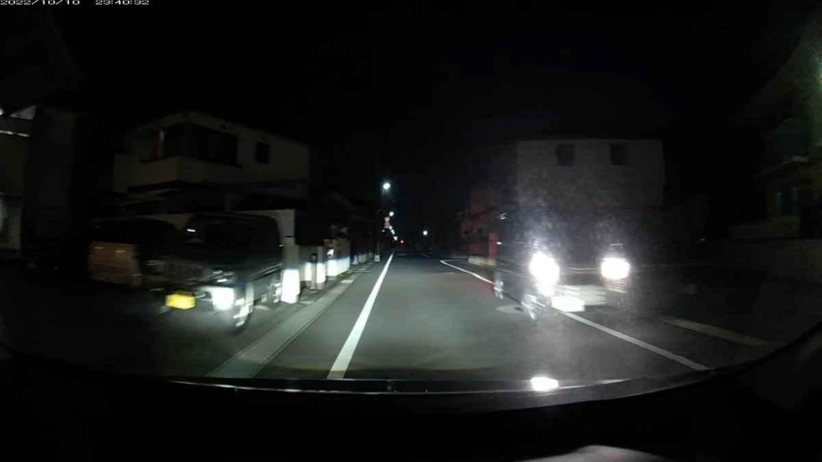 【令和４年１０月１０日㈪深夜遭遇車リスト】  〇塗色　車種　　　ナンバー　　　　　　遭遇地点までの走行距離（容疑・特徴）  鉄道跡地経由ルート３３００ｍ、遭遇６台。  ①暗赤　軽自動車　　　岡山５８１　の　　２７９５　　１００ｍ（赤系塗色）  ③黒　　軽自動車　　　岡山７９３　こ？　・・２２　２０００ｍ（２桁ナンバー）  ④赤　　軽自動車　　　岡山５８１　つ　　１４５９　２４００ｍ（赤系塗色）　  ⑤黒　　トヨタ　　　　岡山〇〇〇　〇　　・・２４　２６００ｍ（２桁ナンバー）  ⑥赤　　車種不明　　　岡山３２０　る　　８８１０　２８００ｍ（赤系塗色）  　※６台遭遇で、３台が同じ塗色、２台が似たナンバーの２桁。偶発たり得ると考える方が不自然。