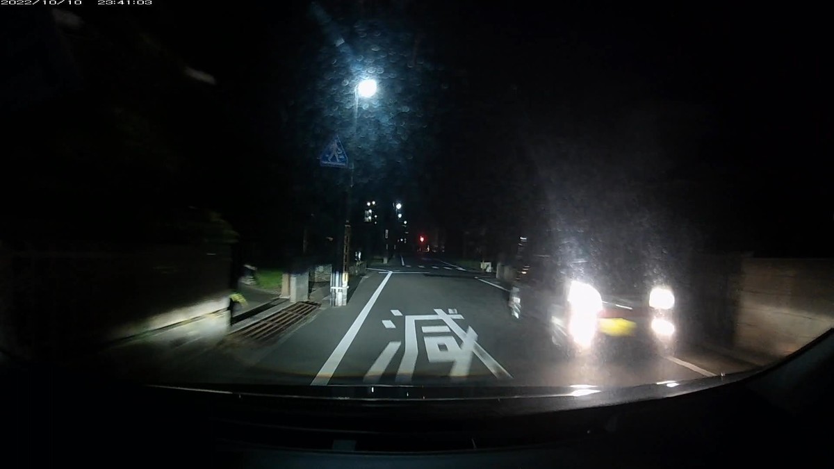 【令和４年１０月１０日㈪深夜遭遇車リスト】  〇塗色　車種　　　ナンバー　　　　　　遭遇地点までの走行距離（容疑・特徴）  鉄道跡地経由ルート３３００ｍ、遭遇６台。  ①暗赤　軽自動車　　　岡山５８１　の　　２７９５　　１００ｍ（赤系塗色）  ③黒　　軽自動車　　　岡山７９３　こ？　・・２２　２０００ｍ（２桁ナンバー）  ④赤　　軽自動車　　　岡山５８１　つ　　１４５９　２４００ｍ（赤系塗色）　  ⑤黒　　トヨタ　　　　岡山〇〇〇　〇　　・・２４　２６００ｍ（２桁ナンバー）  ⑥赤　　車種不明　　　岡山３２０　る　　８８１０　２８００ｍ（赤系塗色）  　※６台遭遇で、３台が同じ塗色、２台が似たナンバーの２桁。偶発たり得ると考える方が不自然。