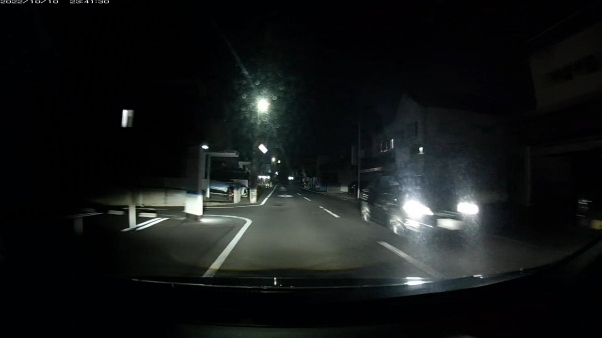 【令和４年１０月１０日㈪深夜遭遇車リスト】  〇塗色　車種　　　ナンバー　　　　　　遭遇地点までの走行距離（容疑・特徴）  鉄道跡地経由ルート３３００ｍ、遭遇６台。  ①暗赤　軽自動車　　　岡山５８１　の　　２７９５　　１００ｍ（赤系塗色）  ③黒　　軽自動車　　　岡山７９３　こ？　・・２２　２０００ｍ（２桁ナンバー）  ④赤　　軽自動車　　　岡山５８１　つ　　１４５９　２４００ｍ（赤系塗色）　  ⑤黒　　トヨタ　　　　岡山〇〇〇　〇　　・・２４　２６００ｍ（２桁ナンバー）  ⑥赤　　車種不明　　　岡山３２０　る　　８８１０　２８００ｍ（赤系塗色）  　※６台遭遇で、３台が同じ塗色、２台が似たナンバーの２桁。偶発たり得ると考える方が不自然。