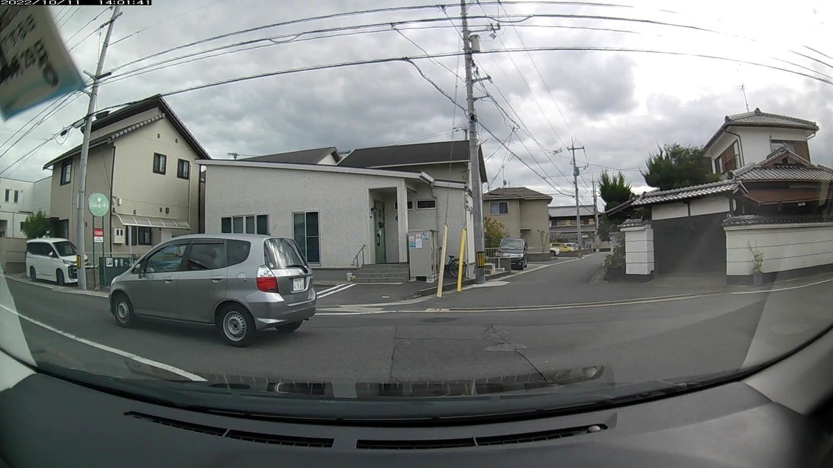 ☆★☆【令和4年10月11日㈫遭遇車リスト】 国道経由仕事場町内縦貫ルート4200m。 〇遭遇順 塗色 車種 ナンバー 自宅からの走行距離(特徴&容疑) 【出発地・自宅900m圏内】遭遇総数2台 ①・561。 ①銀灰 フィット 神戸502 ぬ ・561 50m(3桁ナンバー) ※自宅から国道に出るまでに2台の車としか遭遇しなかったが、それでも、最初の遭遇車がしっかりと、毎日の嫌がらせ容疑要件を満足する3桁ナンバーだった。 【目的地・仕事場1000m圏内】遭遇総数8台 ※特に容疑車無し。